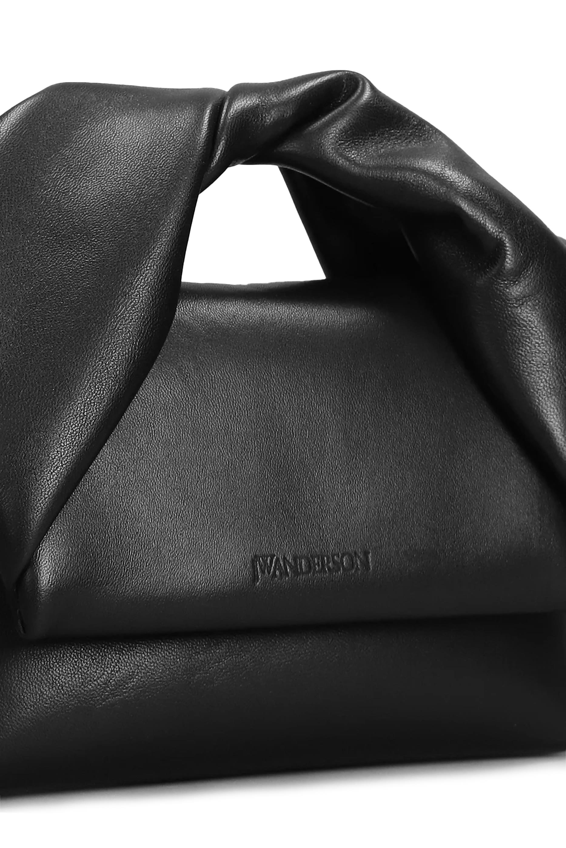 حقيبة صغيرة بتفاصيل مجدولة جلد