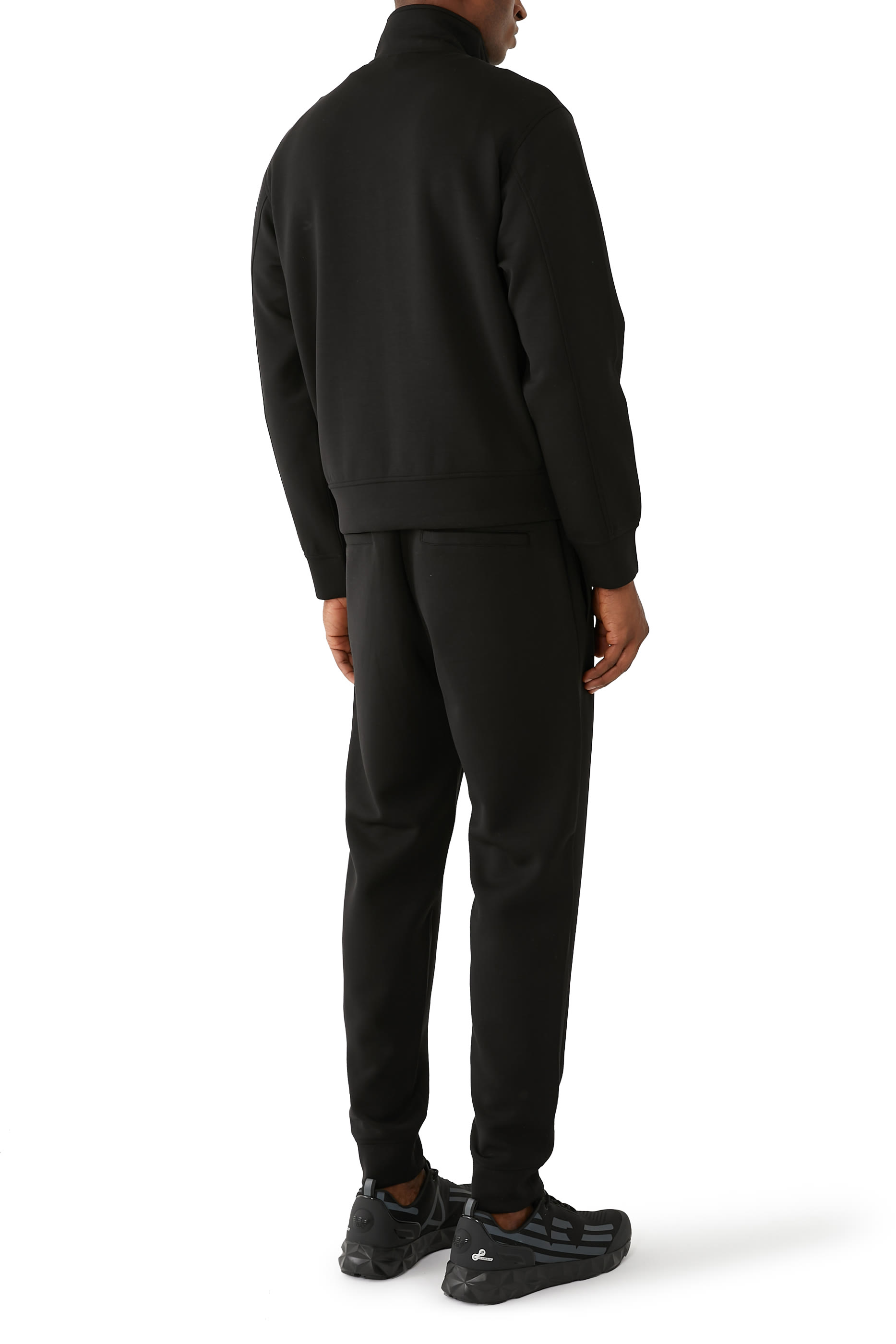 بدلة رياضية بشعار الماركة