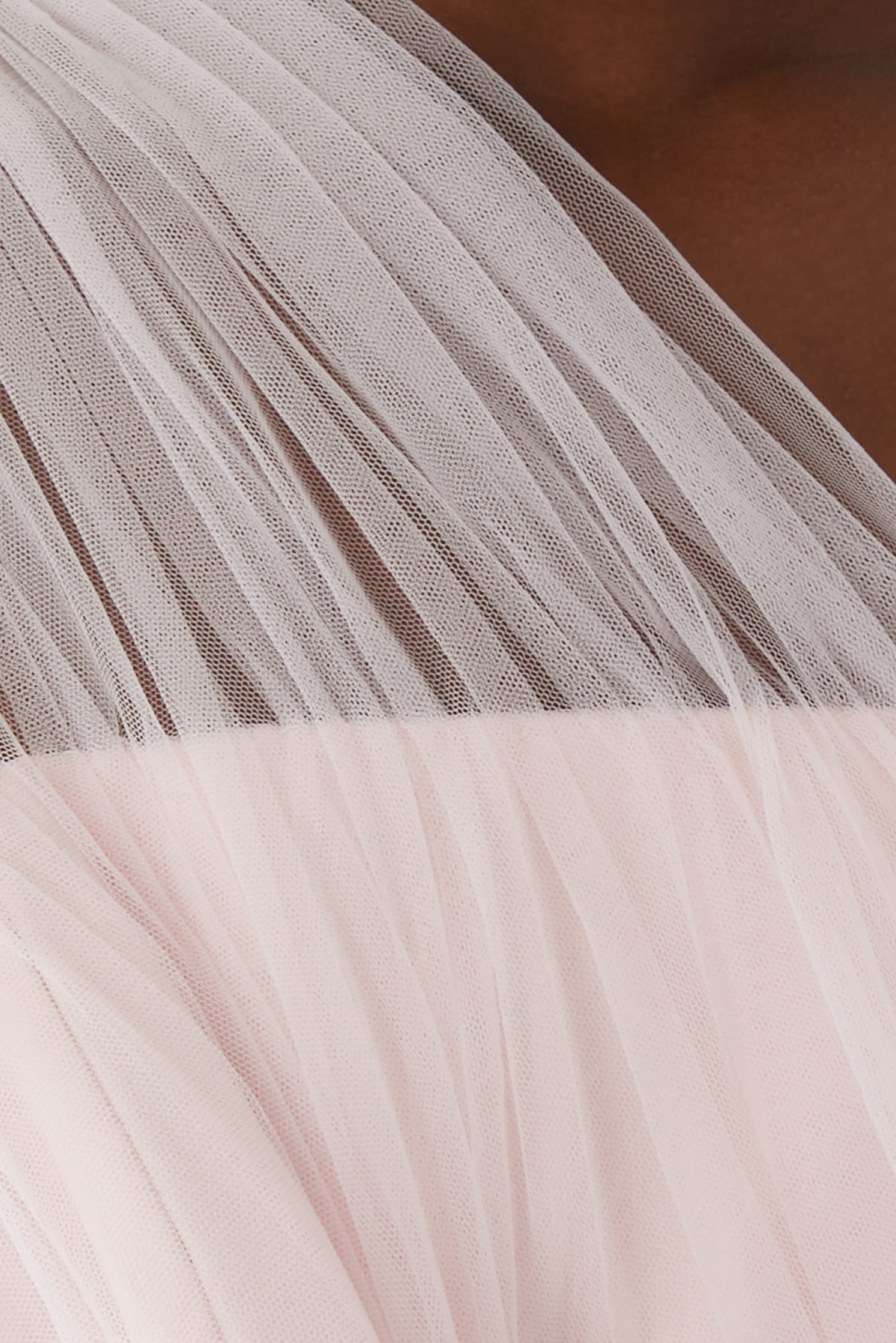 فستان سهرة بتصميم غير متماثل بذيل جانبي تول درابيه