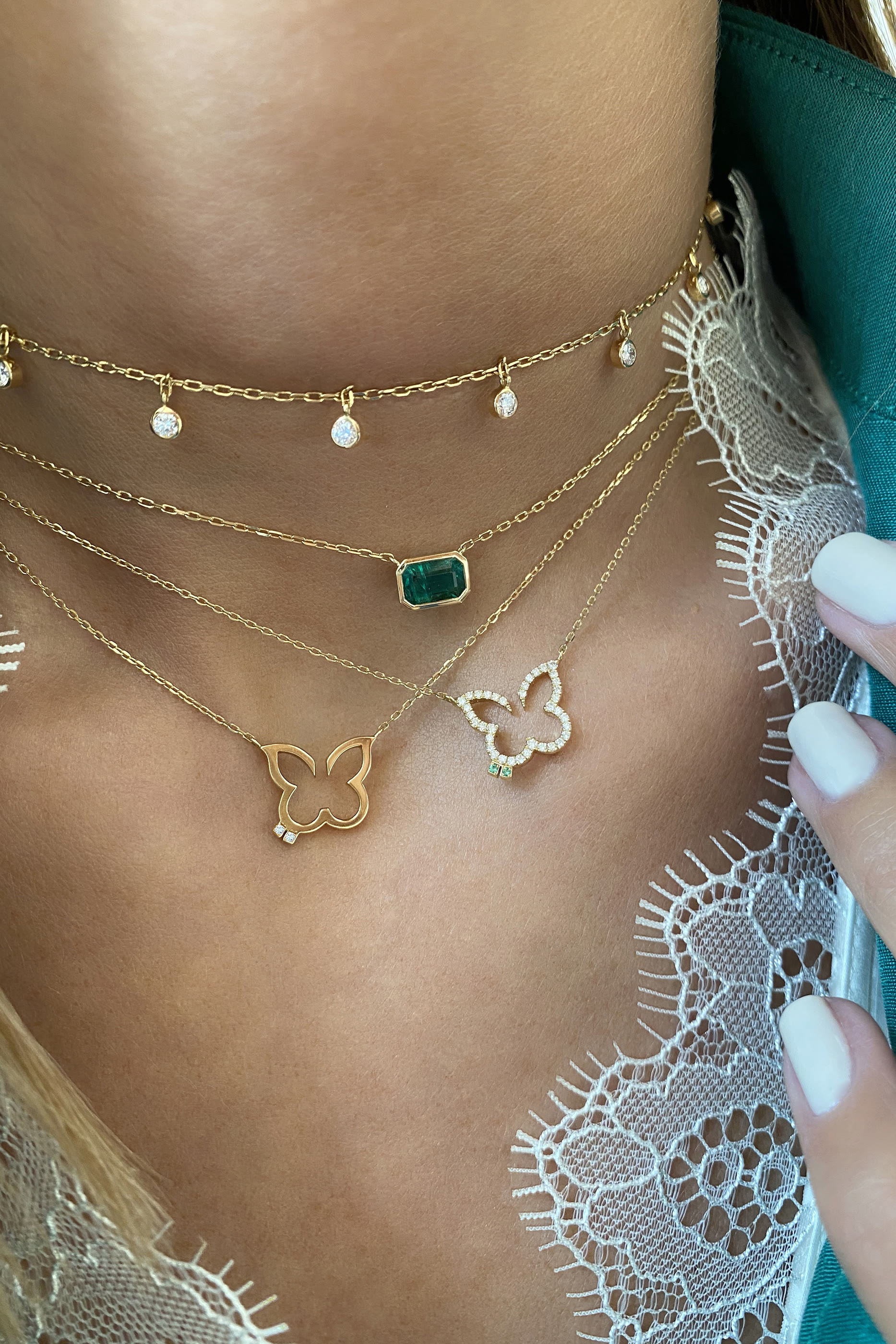 قلادة بدلاية صغيرة بتصميم كلمة حرية مرصعة بالماس ذهب أصفر عيار 18