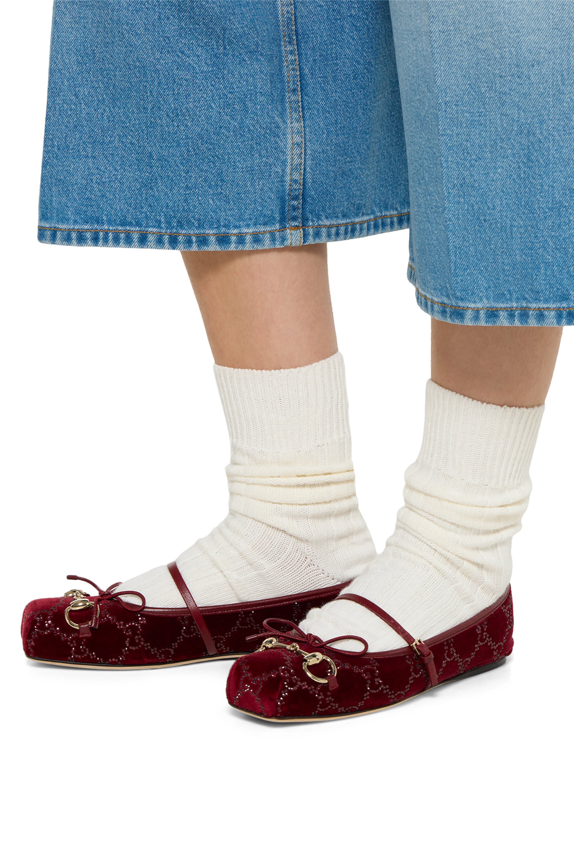 حذاء بالرينا بحلية شعار الماركة مرصعة بكريستال