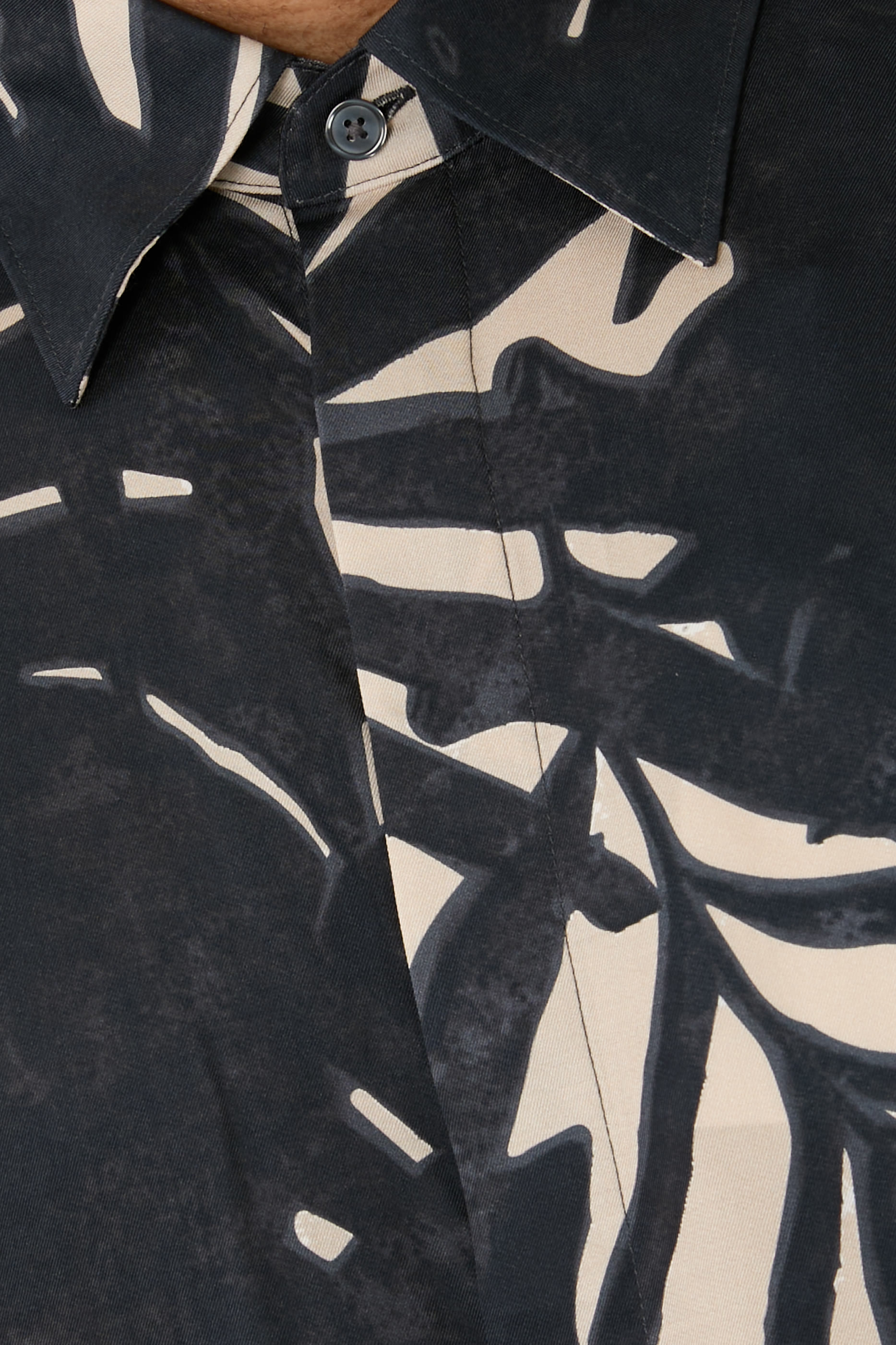 قميص بنقشة نباتية