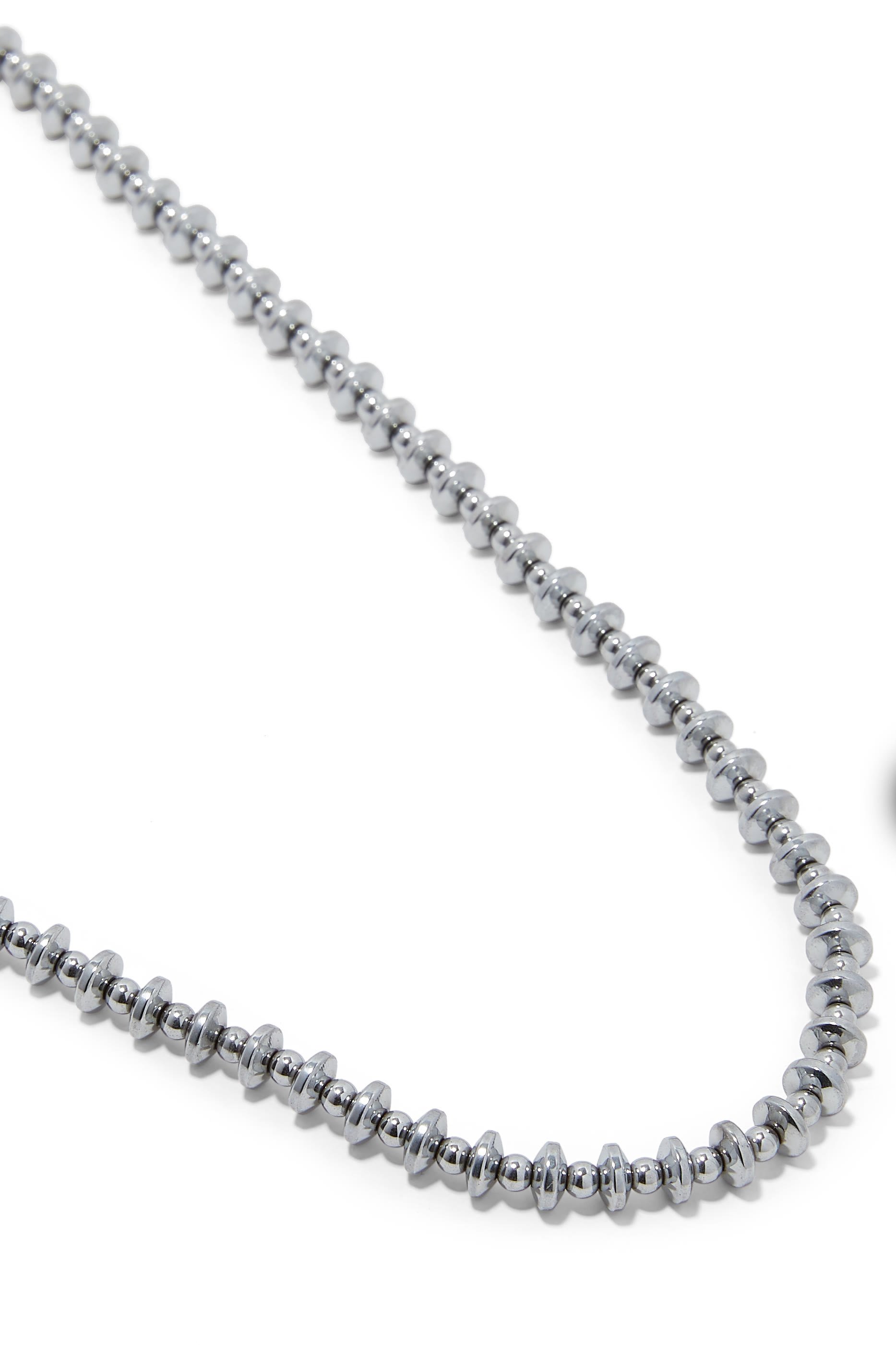 قلادة دائرية مرصعة بخرز هيماتيت