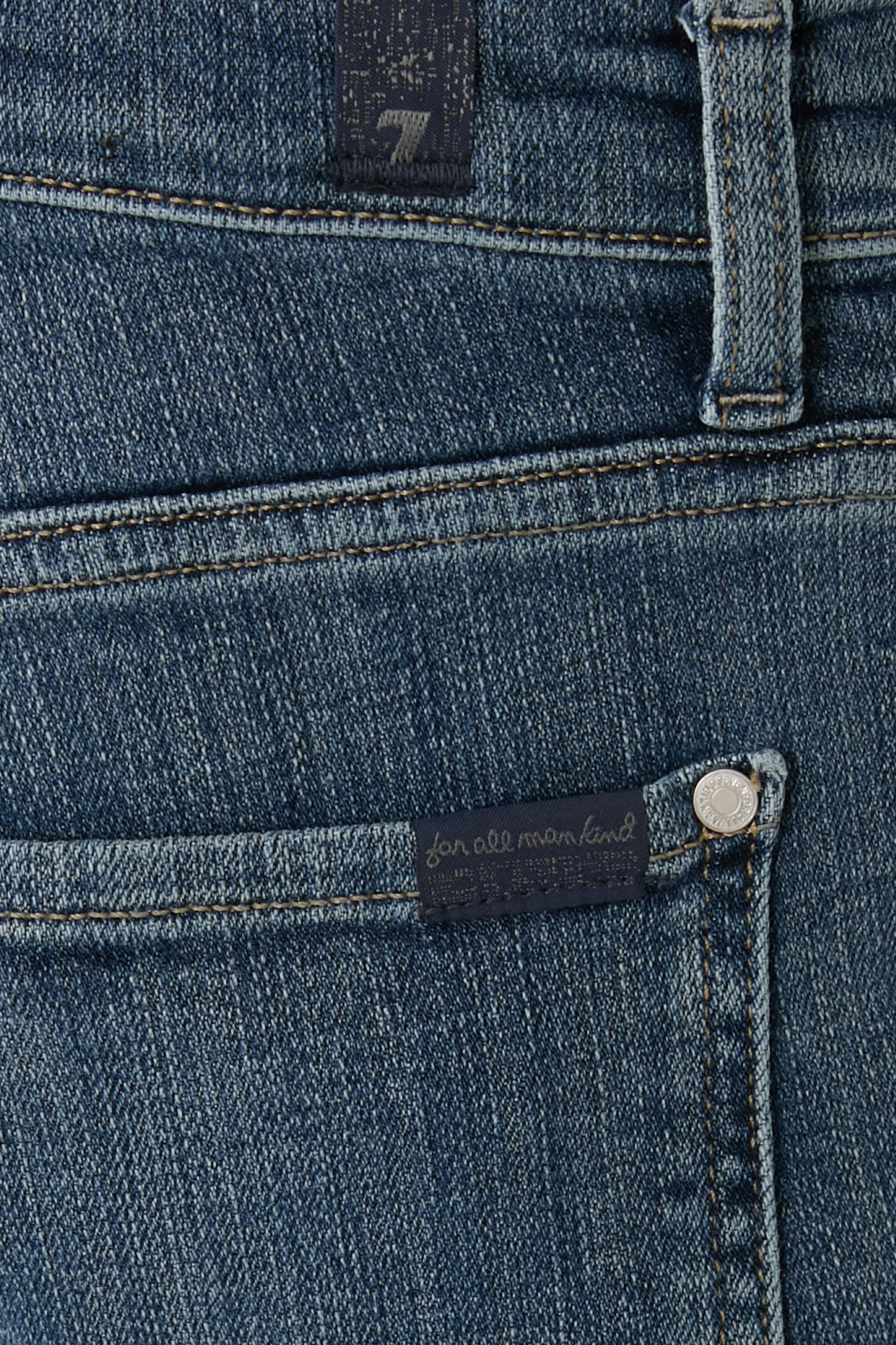 بنطال جينز بقصة ضيقة