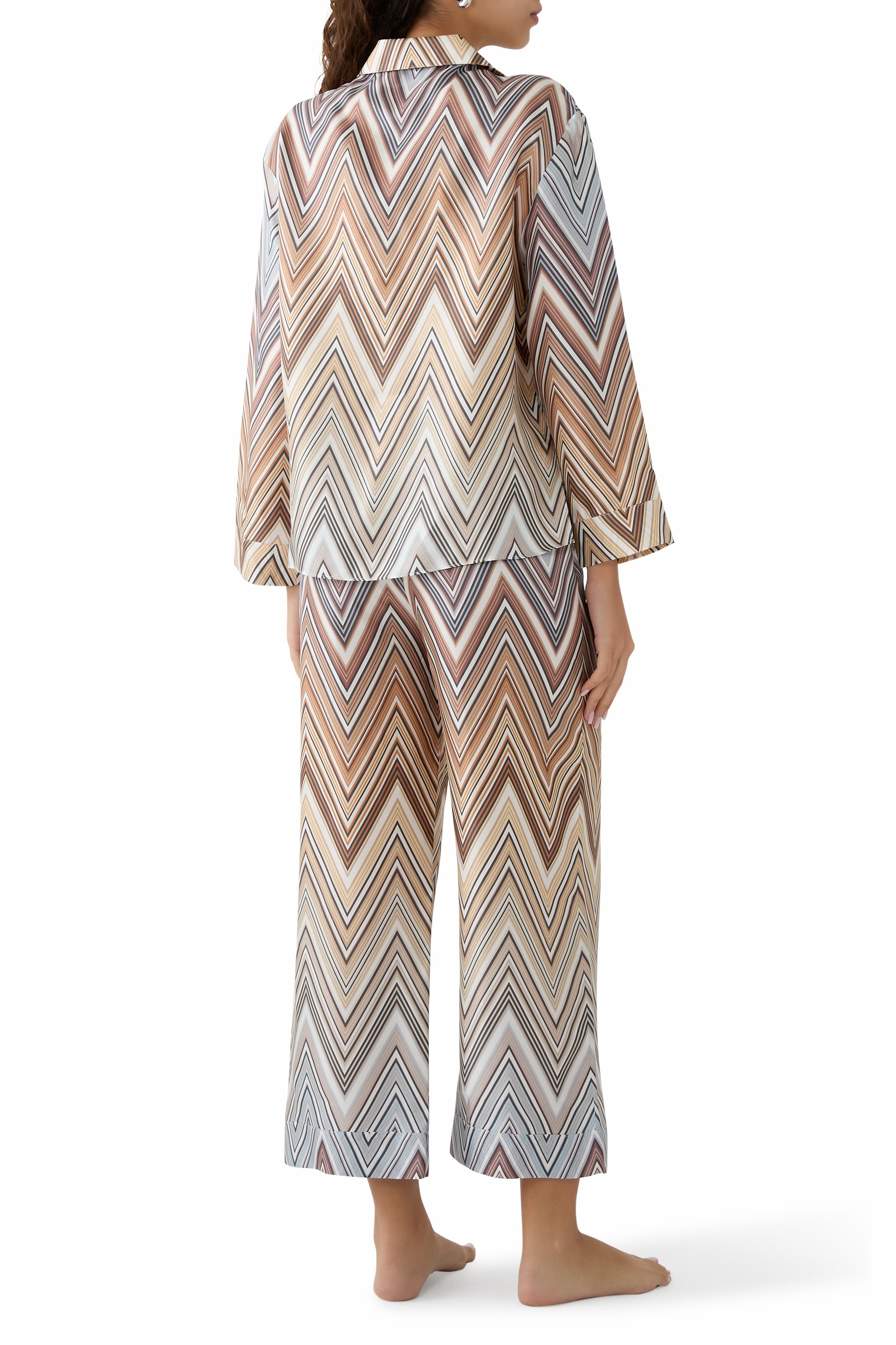 طقم قميص وبنطال بنقشة خطوط متعرجة