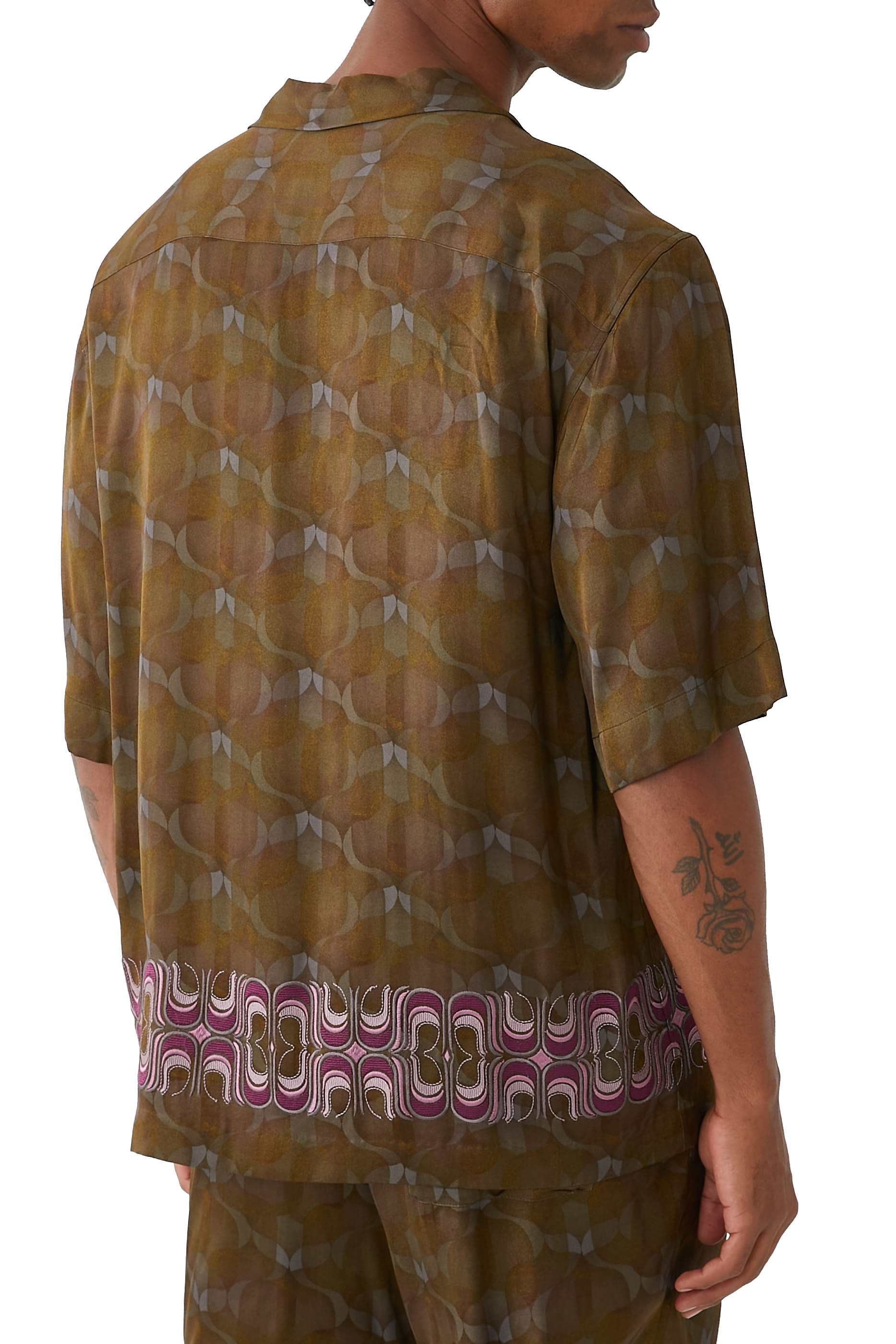 قميص بقصة مربعة بتطريزات