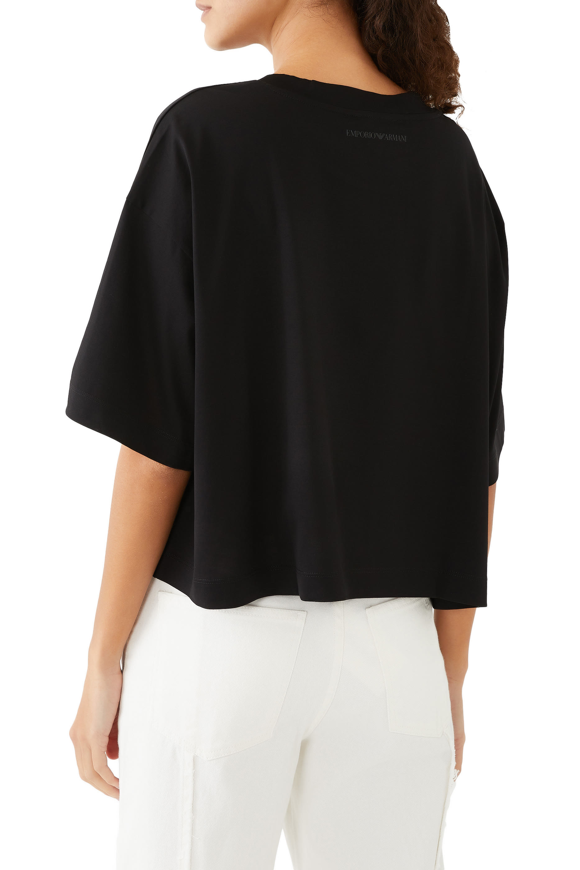 بلوزة قصيرة بتطريز قلب وشعار الماركة عند الحافة بإصدار لعيد العشاق