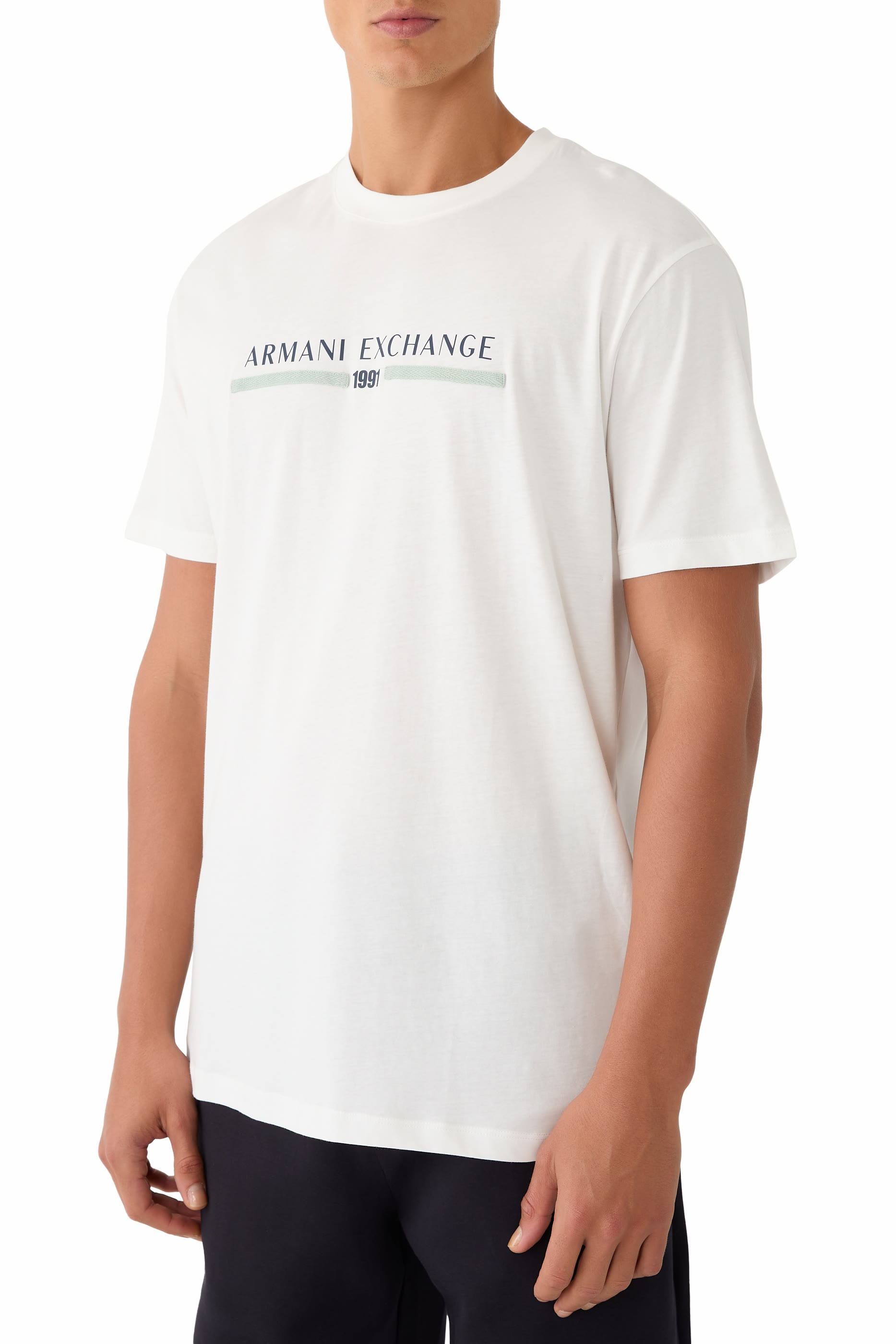 تيشيرت بأكمام قصيرة وشعار الماركة