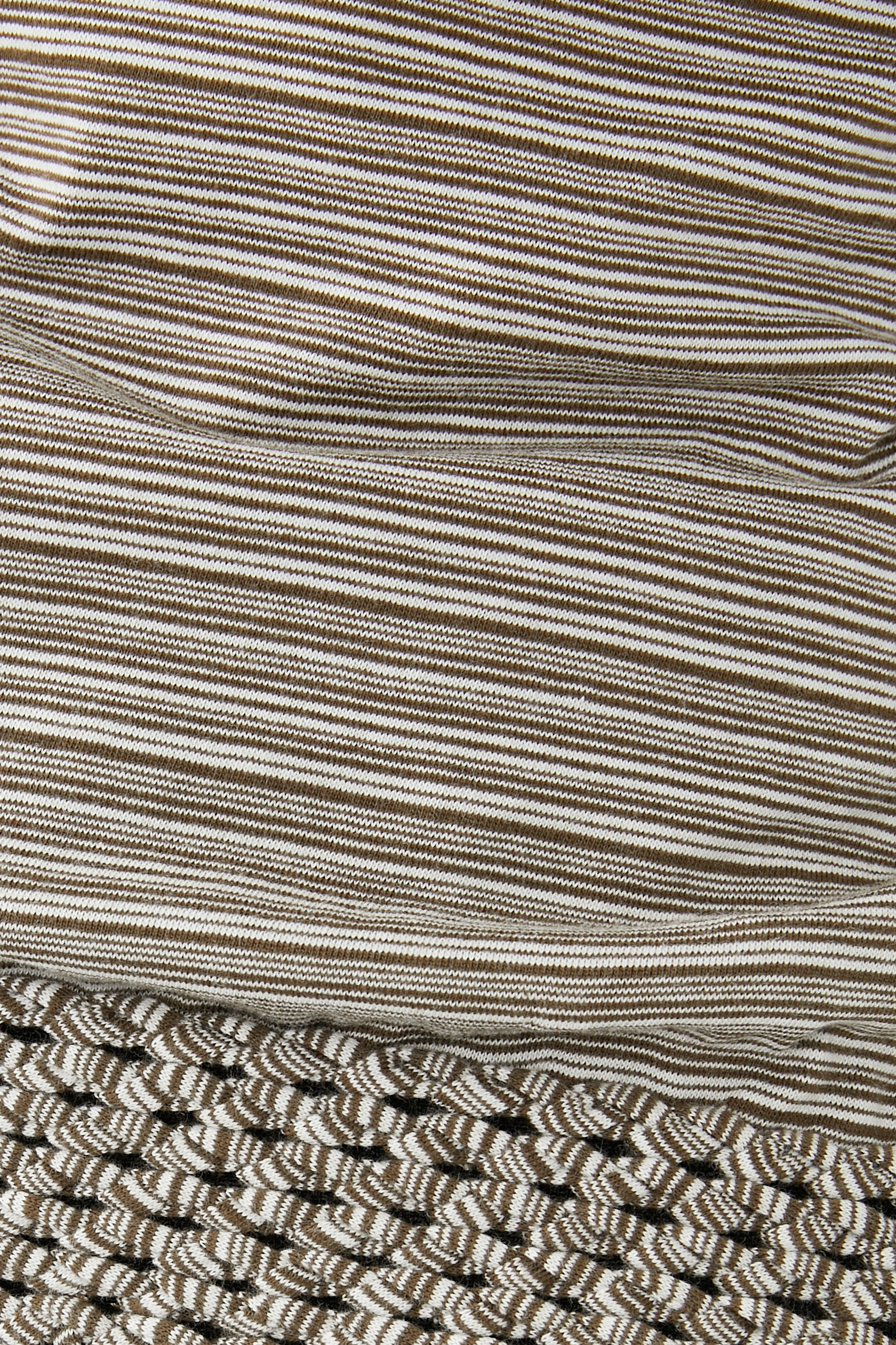 بلوزة ماسيو بلا أكمام بنقشة مخططة