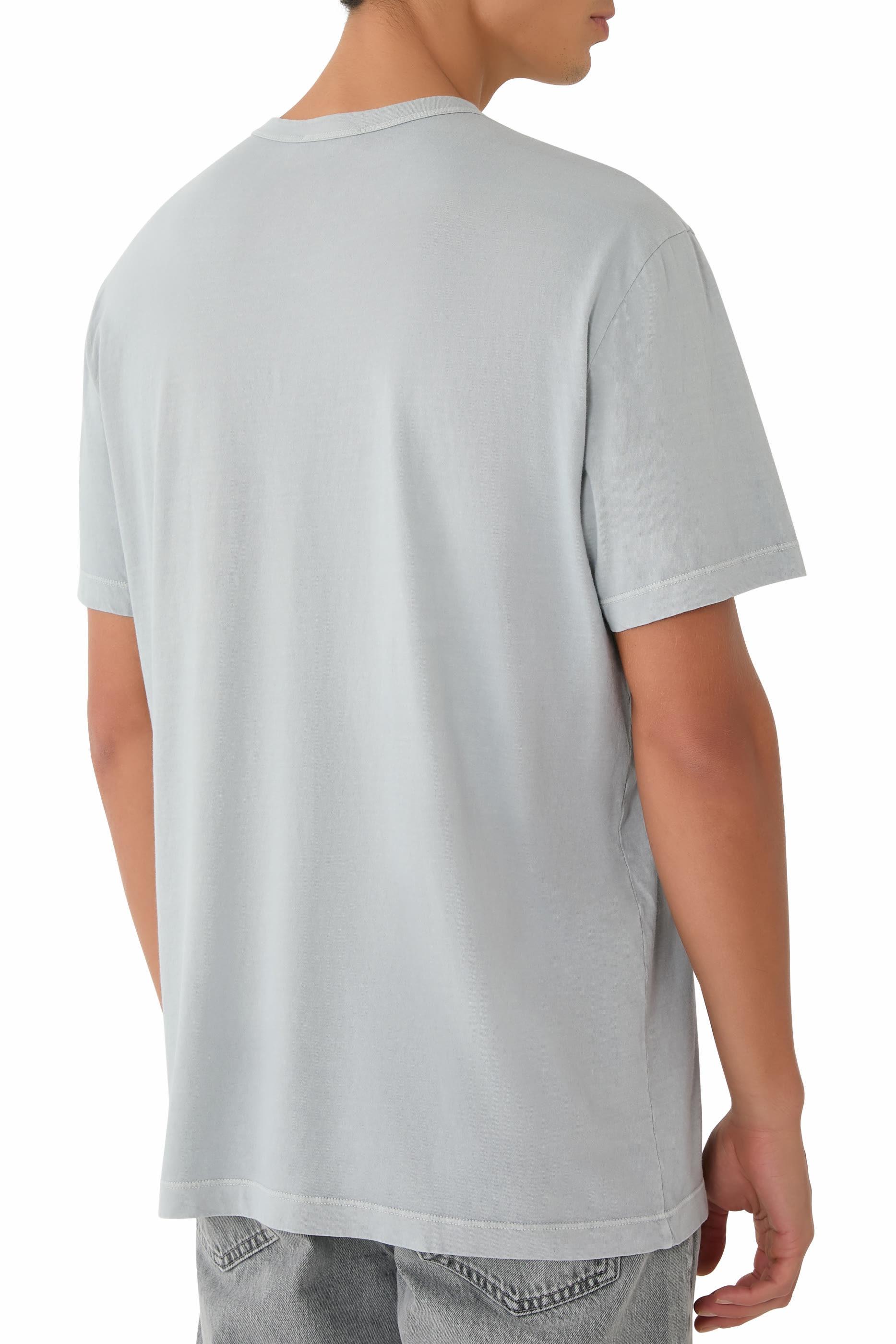 تيشيرت بأكمام قصيرة وياقة ضيقة