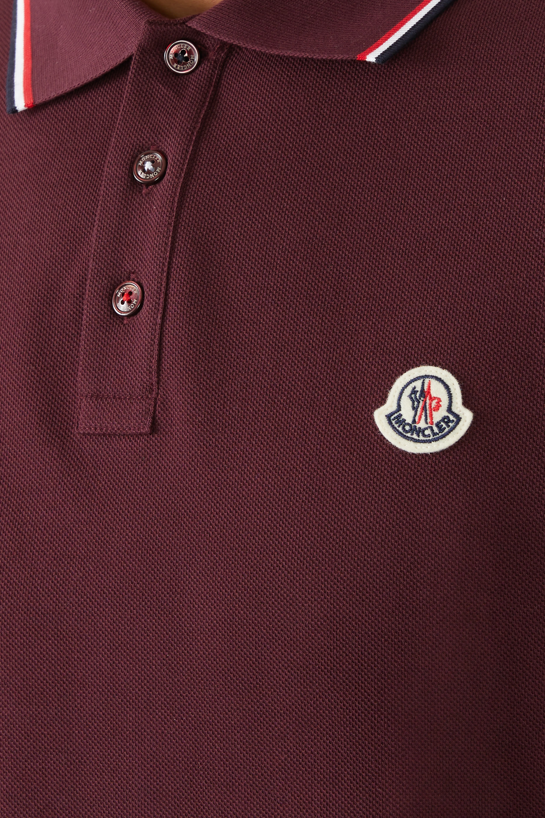 قميص بولو بشعار الماركة