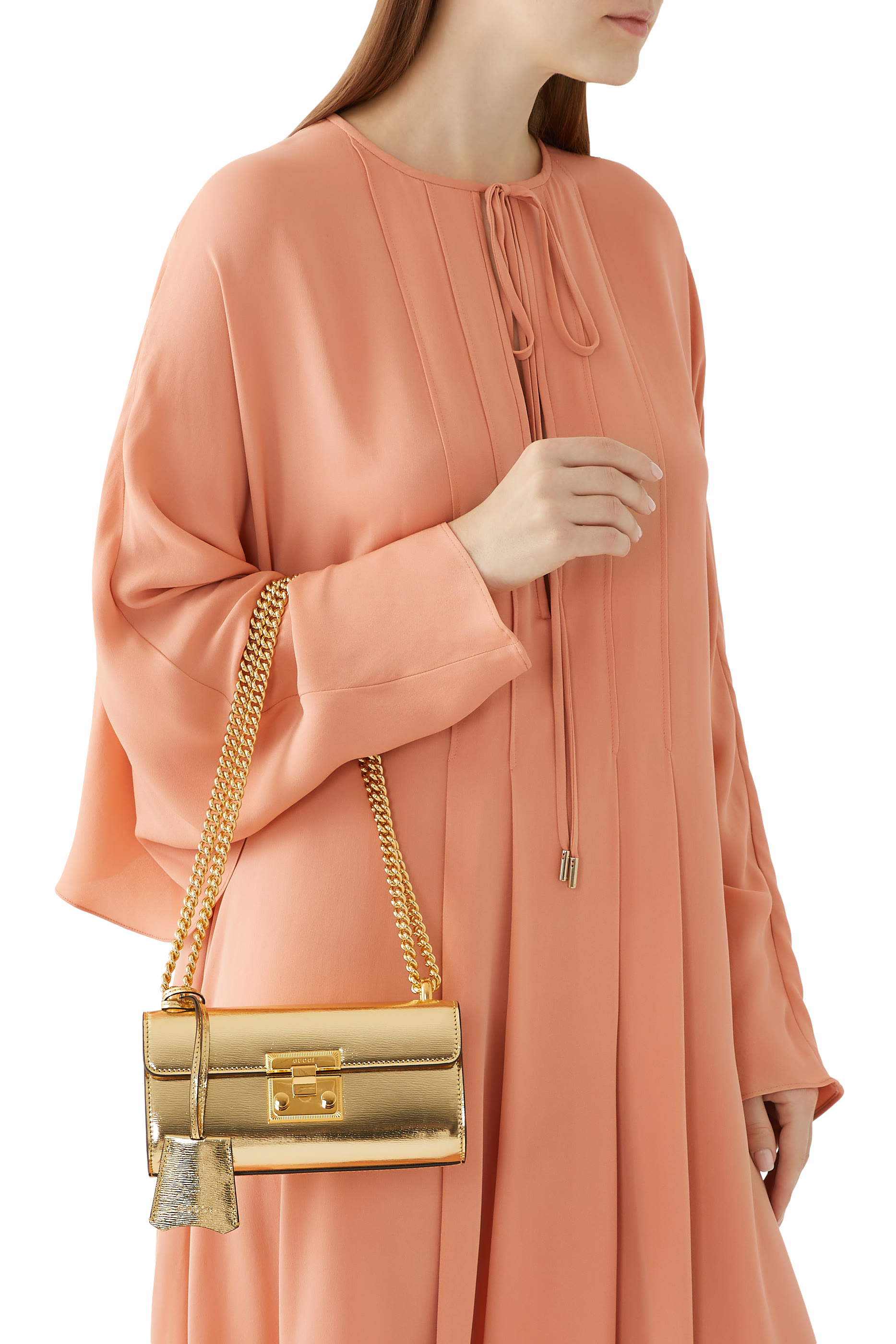 حقيبة كتف صغيرة بقفل