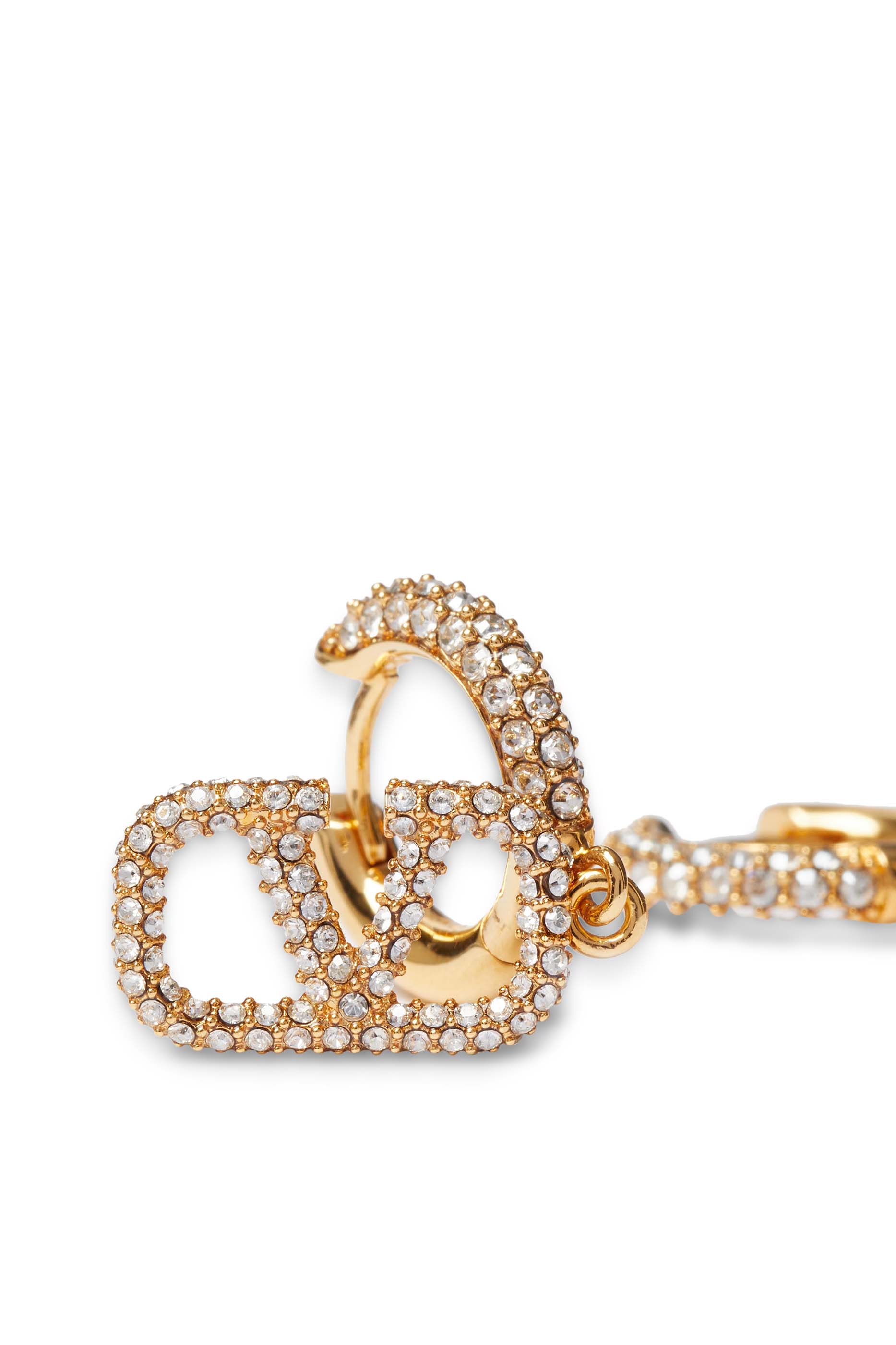 أقراط مزينة بالكريستال وشعار V