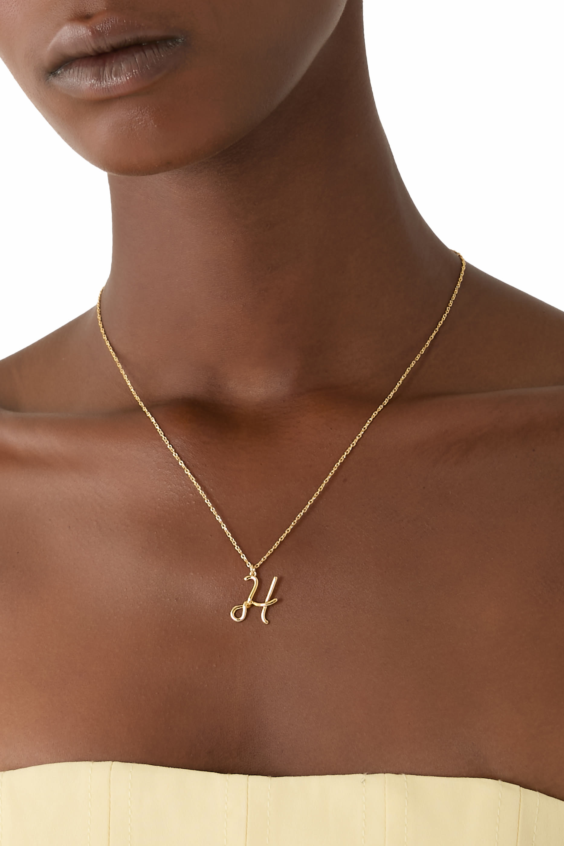 قلادة وان ان ايه ميليان بدلاية بتصميم حرف H