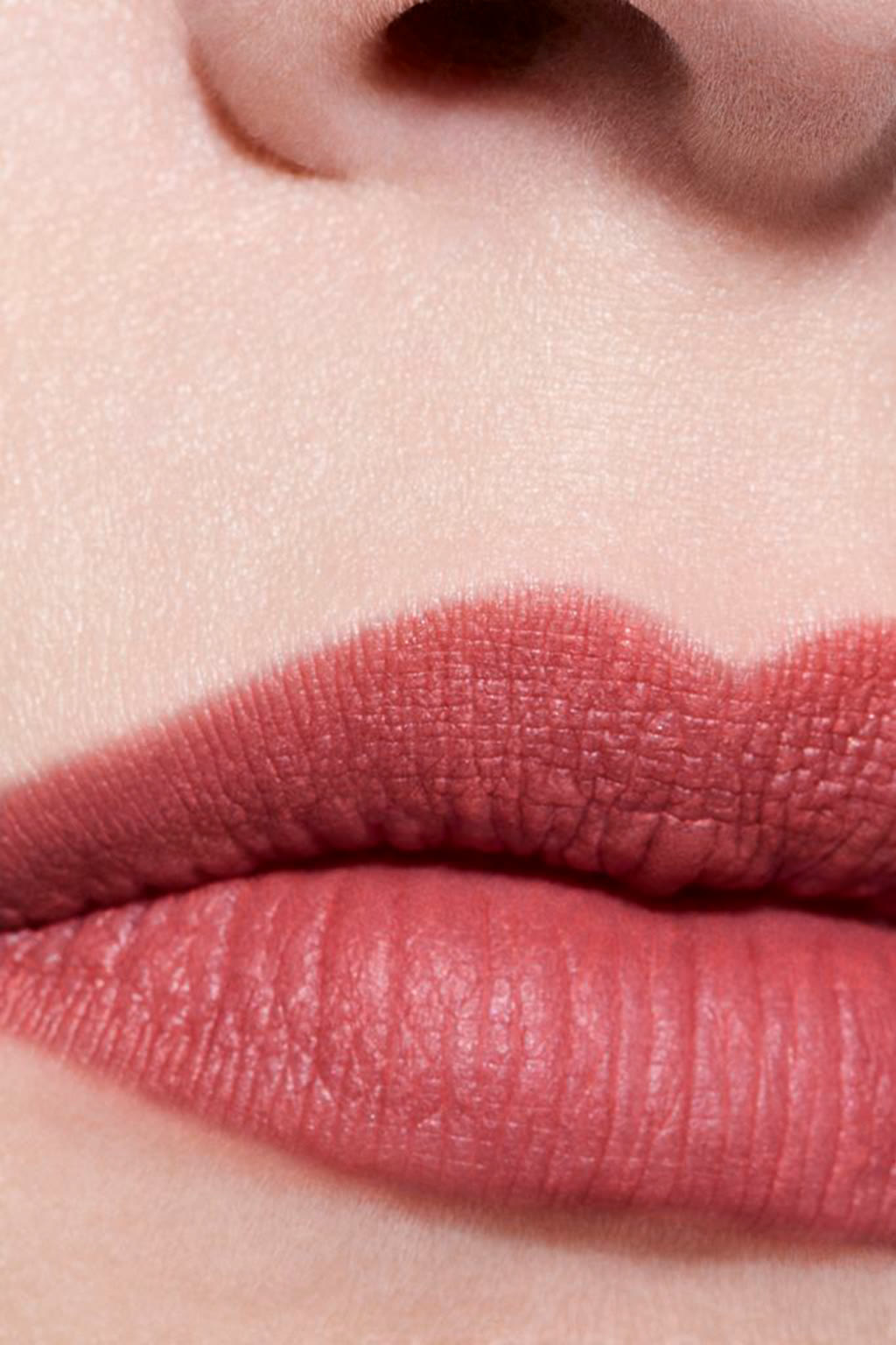 أحمر شفاه مشرق وخالٍ من اللمعية ROUGE ALLURE VELVET