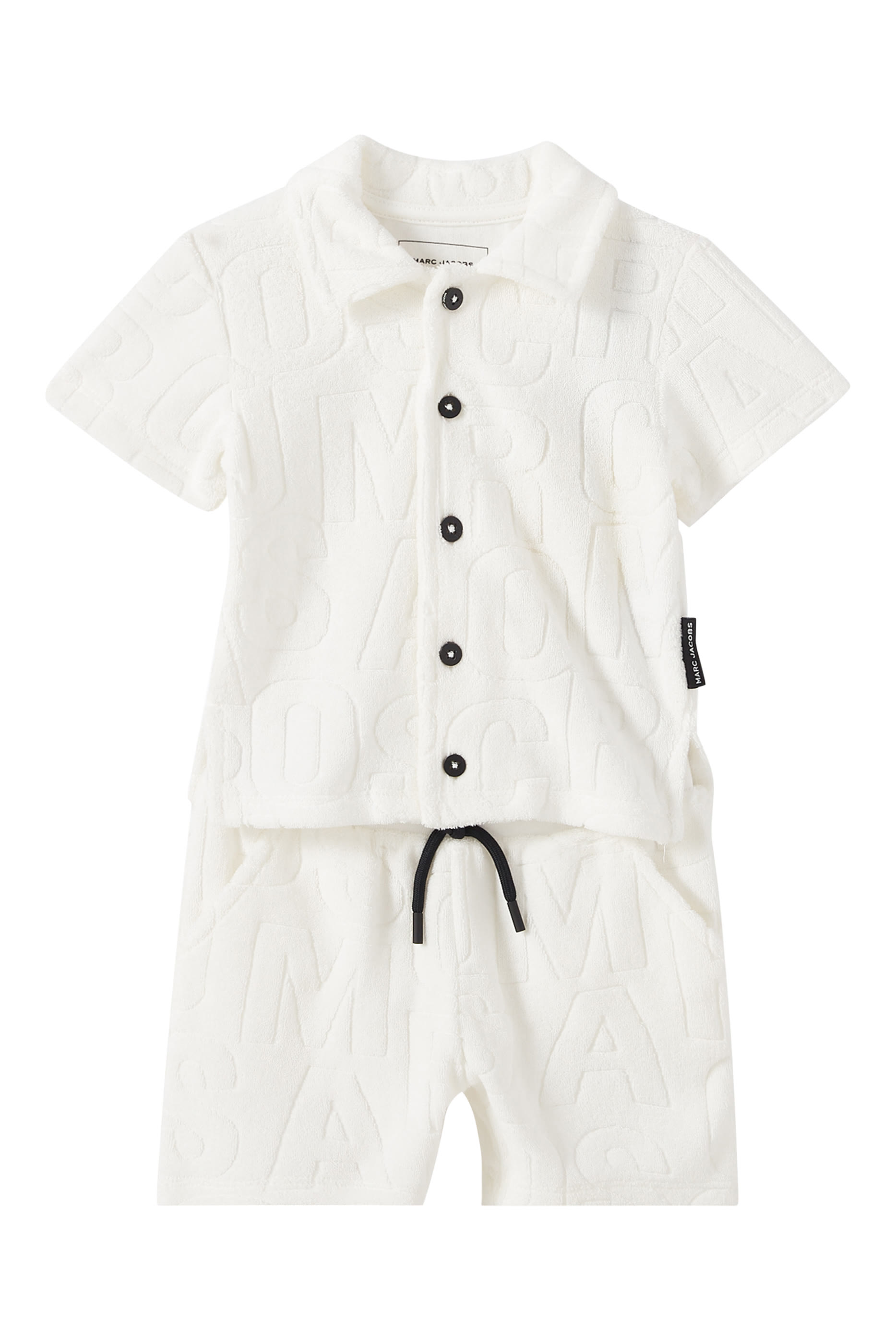 طقم قميص وشورت بشعار الماركة للأطفال