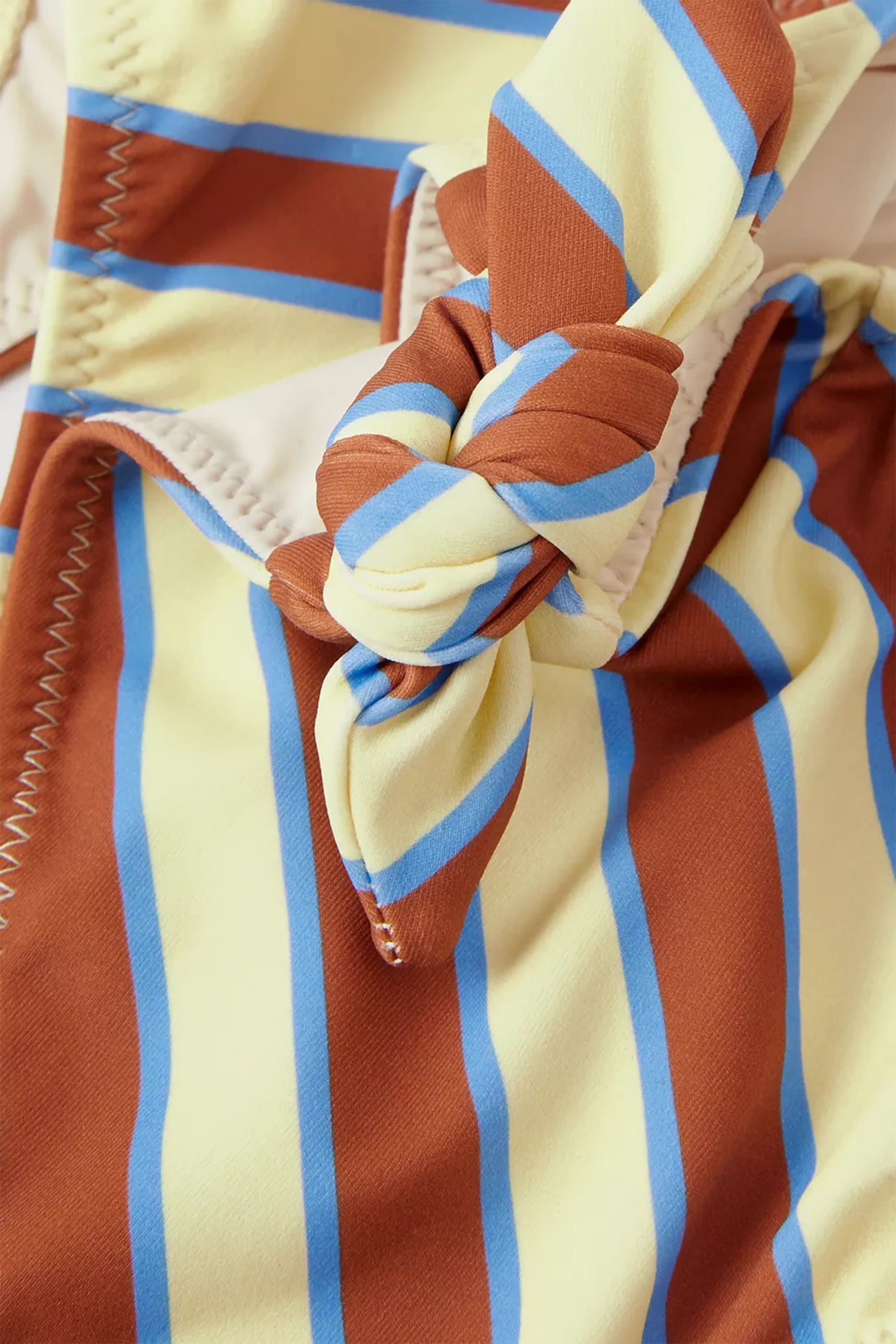 بلوزة تامسين بربطة في الأمام