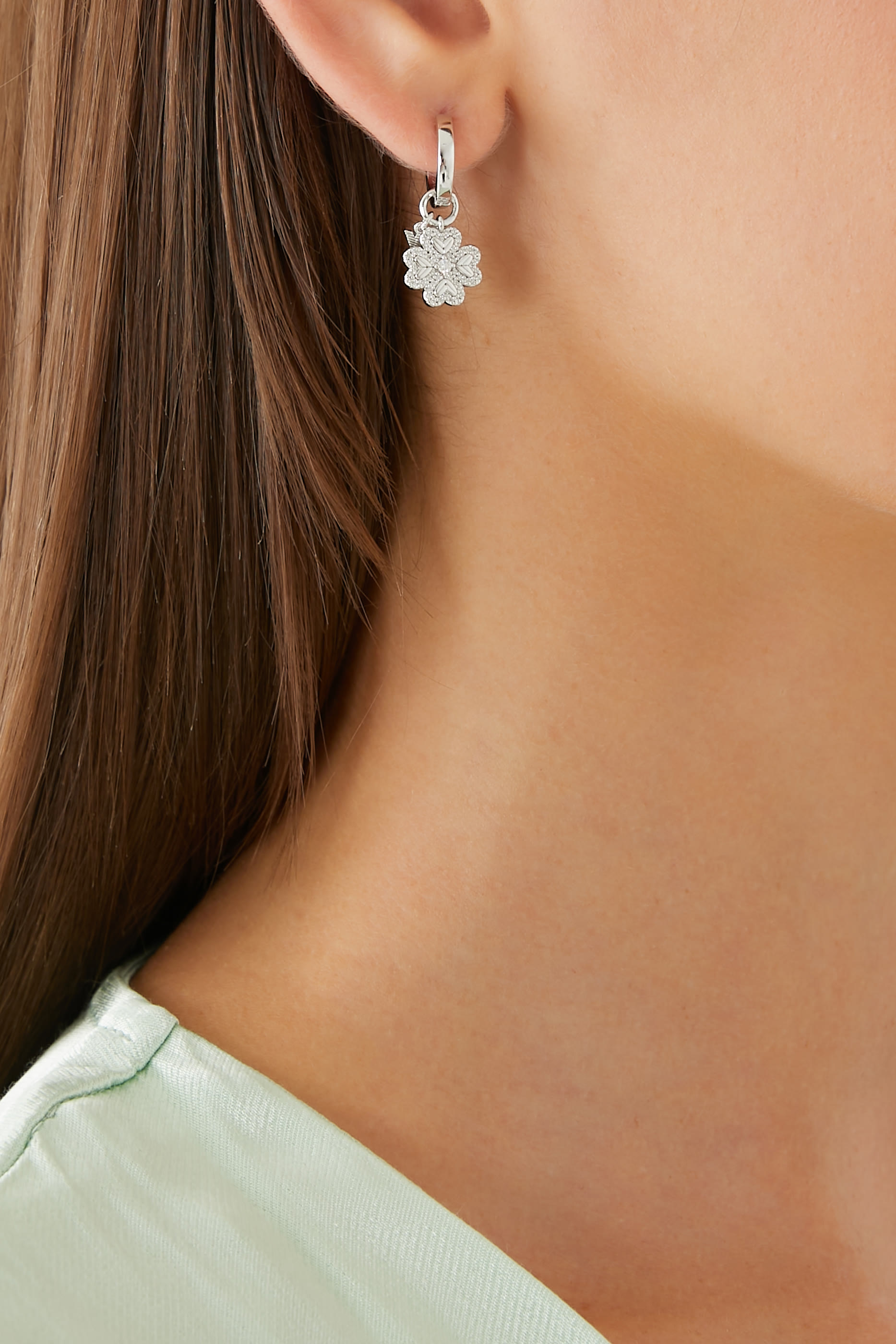 أقراط دائرية بحلية بتصميم برسيم بأربع أوراق، فضة إسترلينية