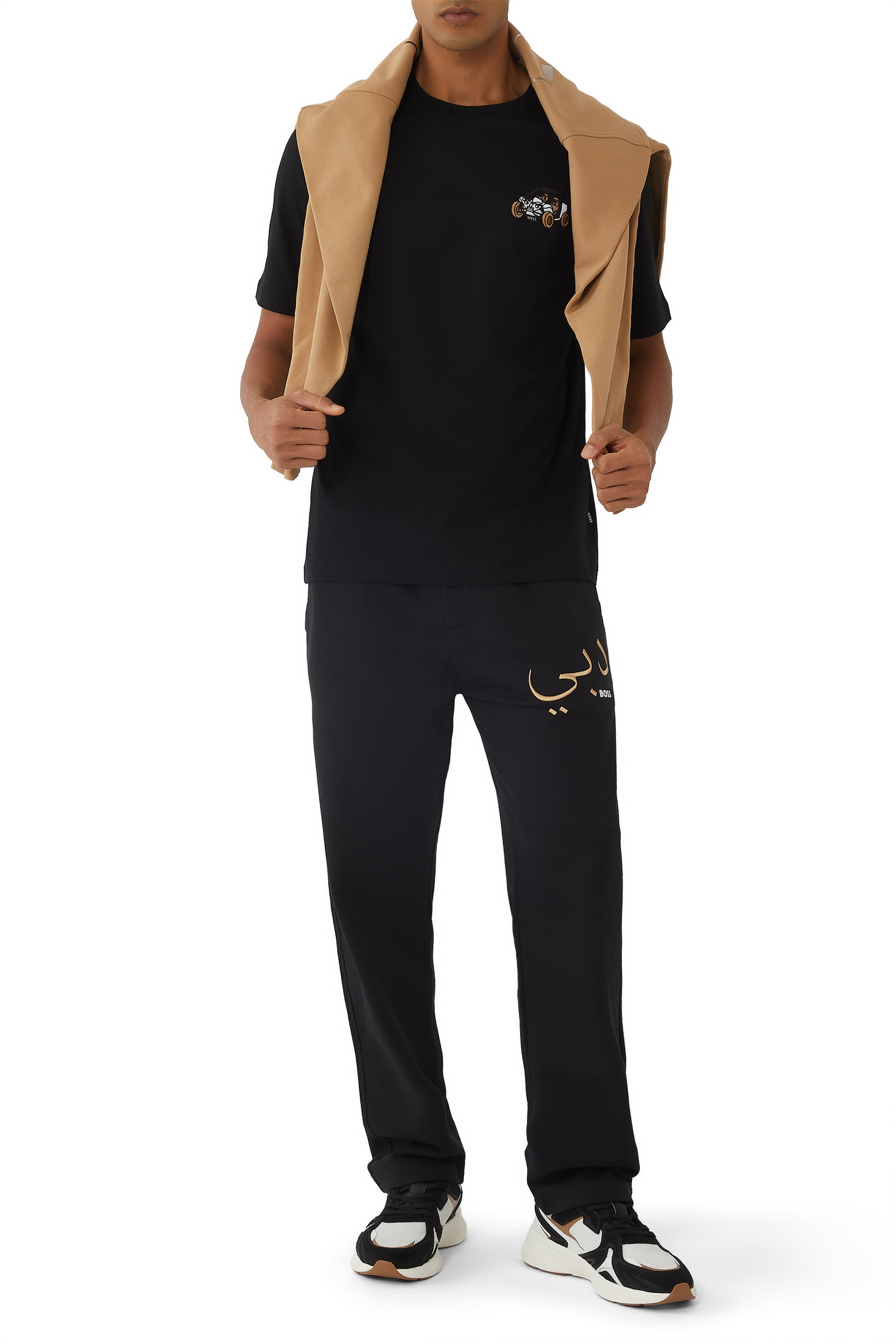 تيشيرت x دبي بياقة ضيقة وتطريز عربة بوجي