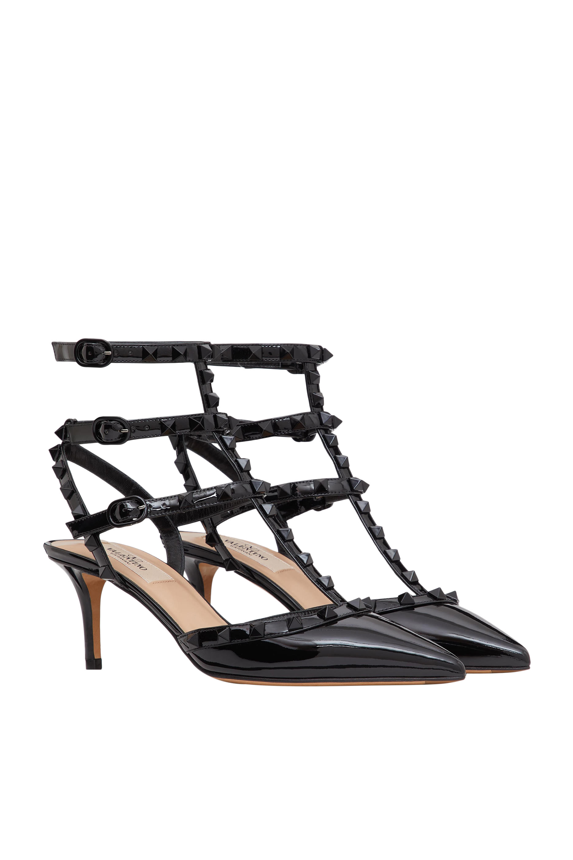 حذاء كلاسيك بمقدمة مدببة مزين بحلي هرمية