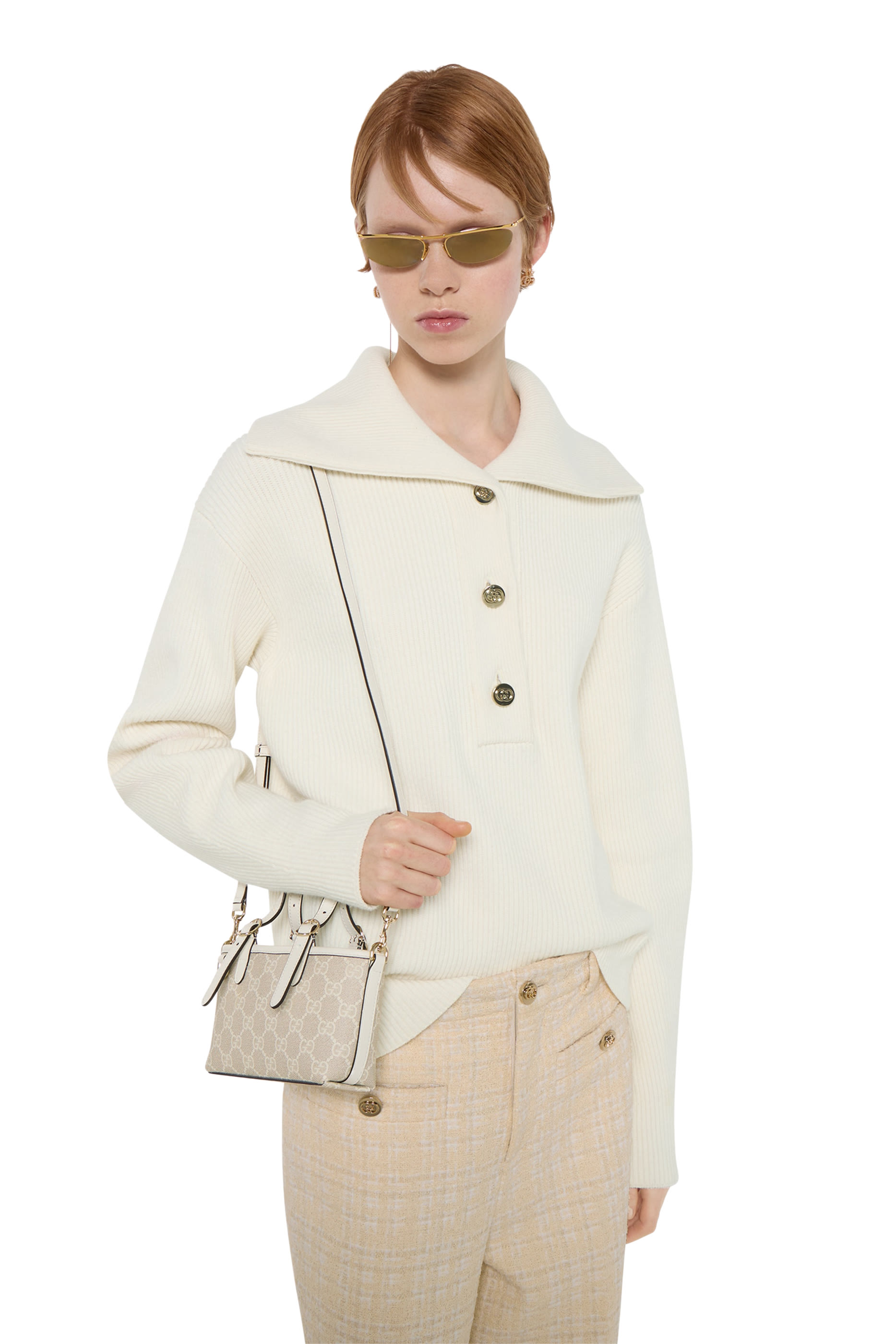 حقيبة صغيرة مزينة بنقشة حرفي شعار الماركة