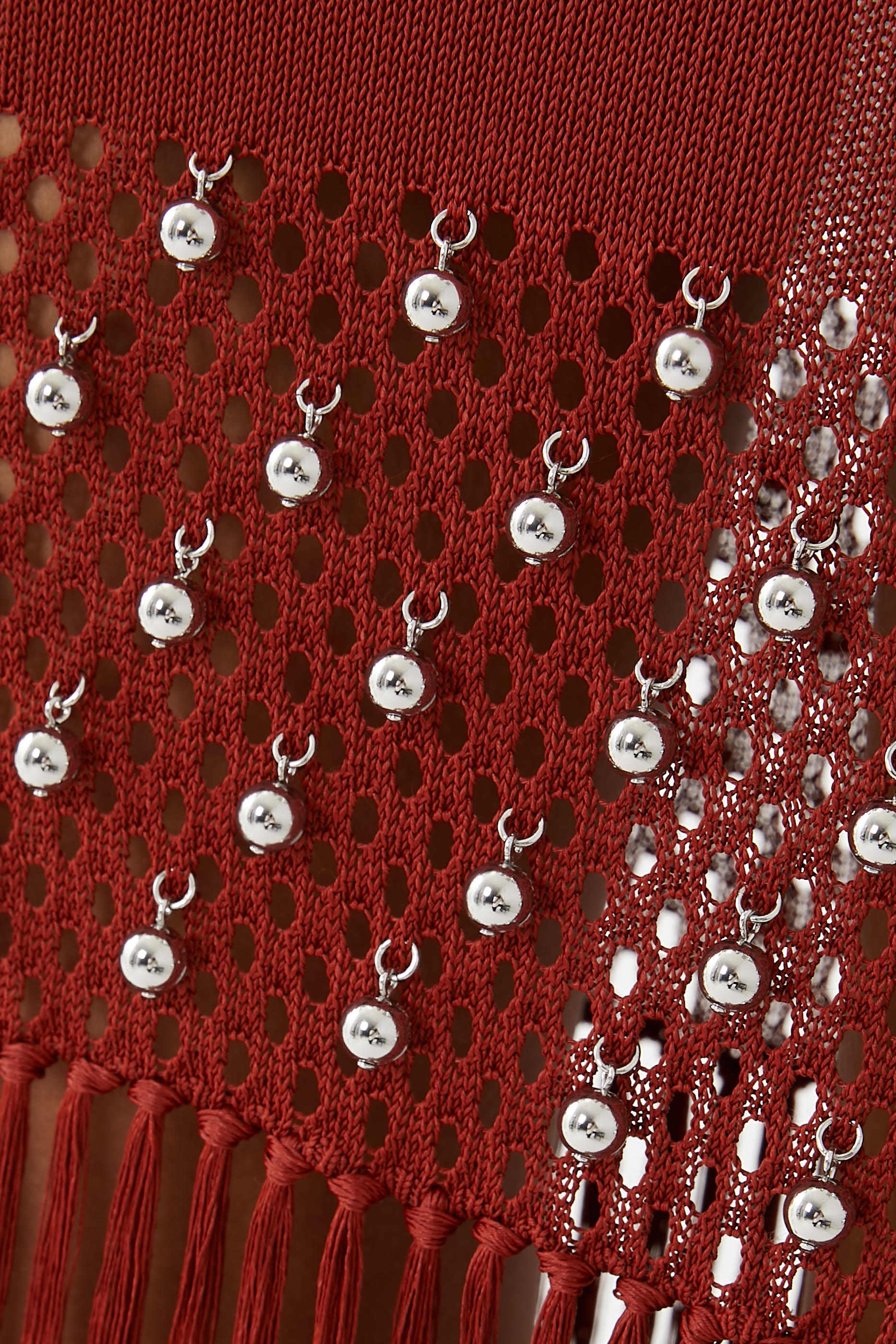 فستان مزين بلؤلؤ وشرابات وتفاصيل كروشيه