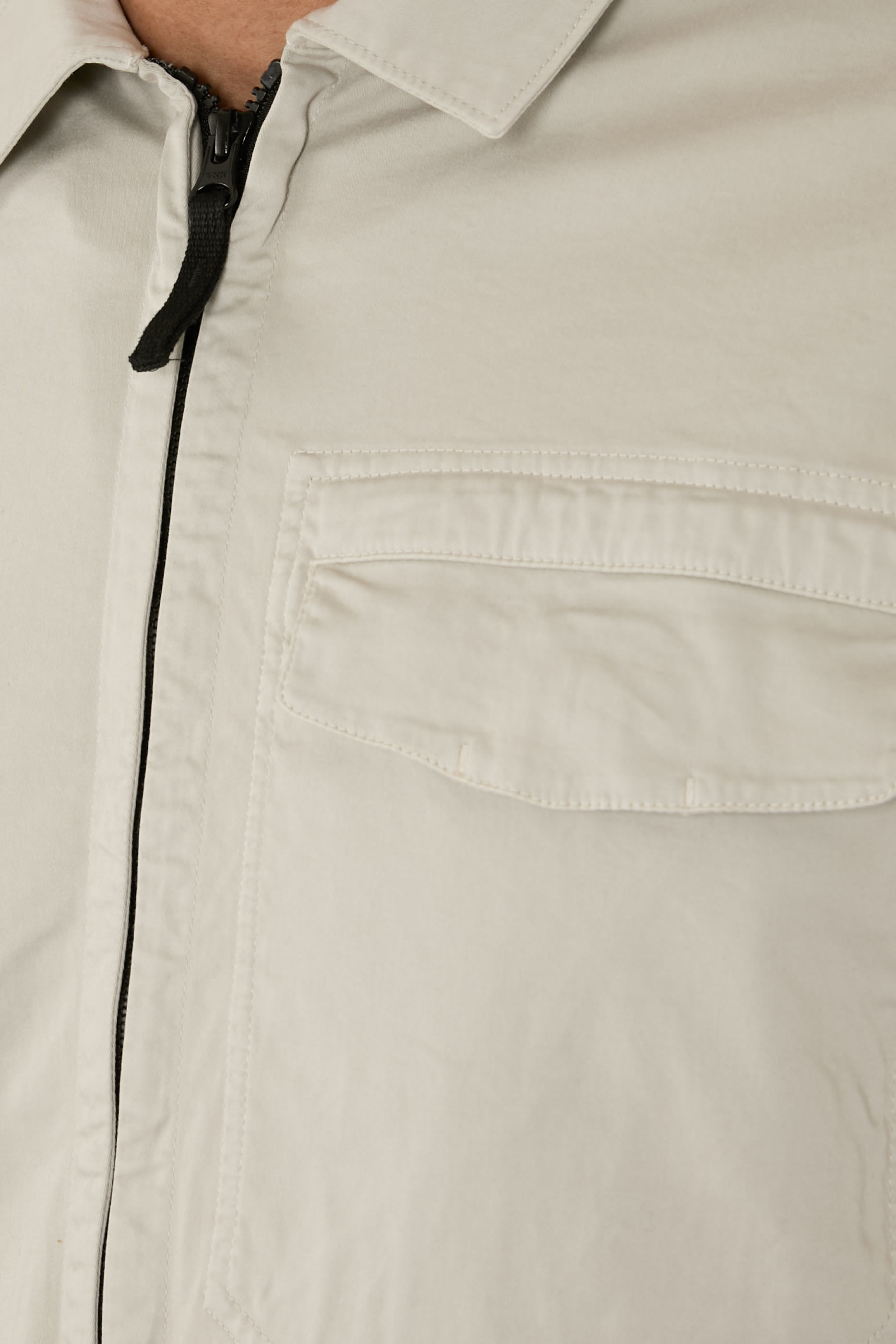 قميص بنمط قميص بسحاب خفي ورقعة شعار الماركة