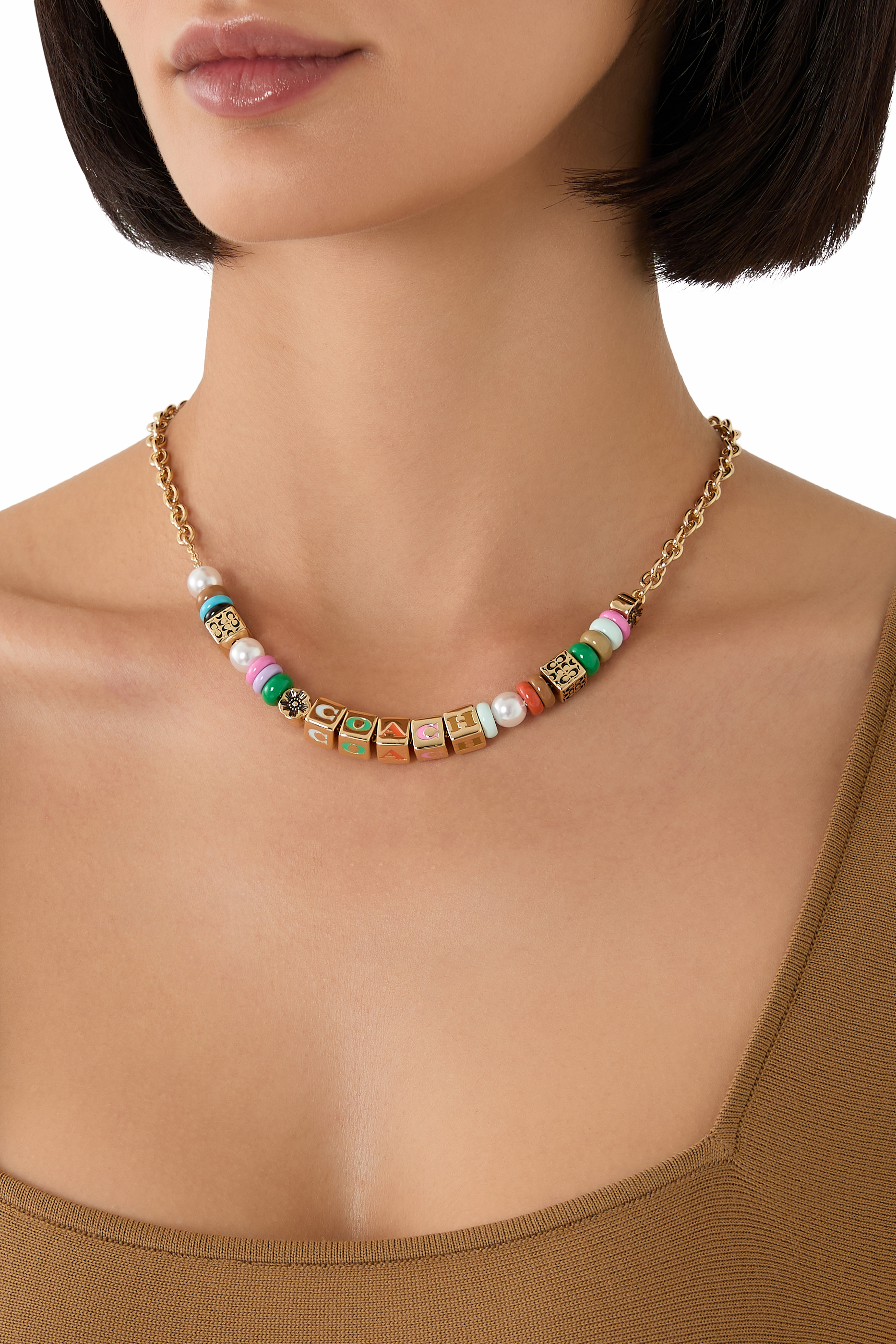 قلادة مزينة بخرز بشعار الماركة