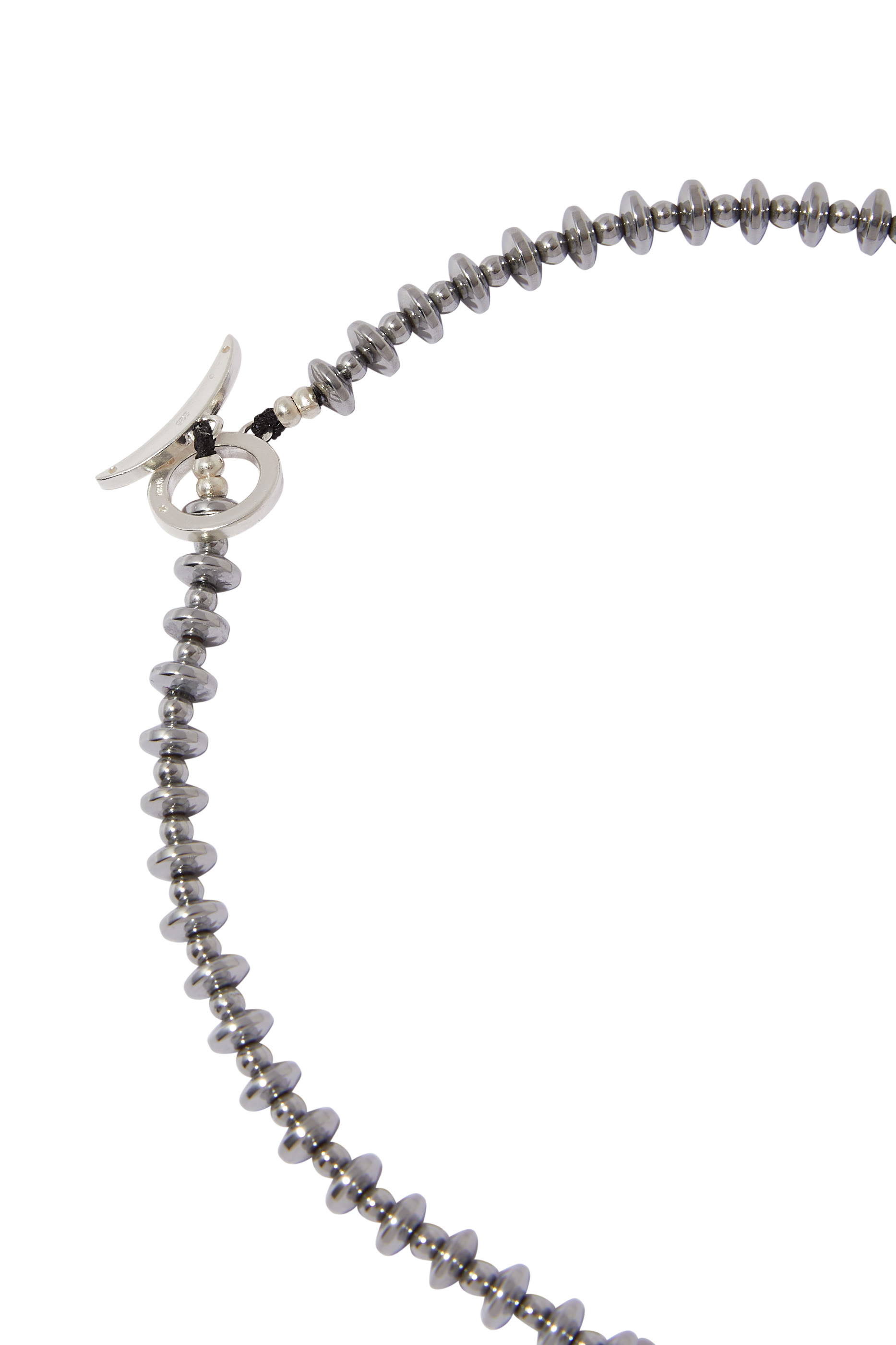 قلادة دائرية مرصعة بخرز هيماتيت