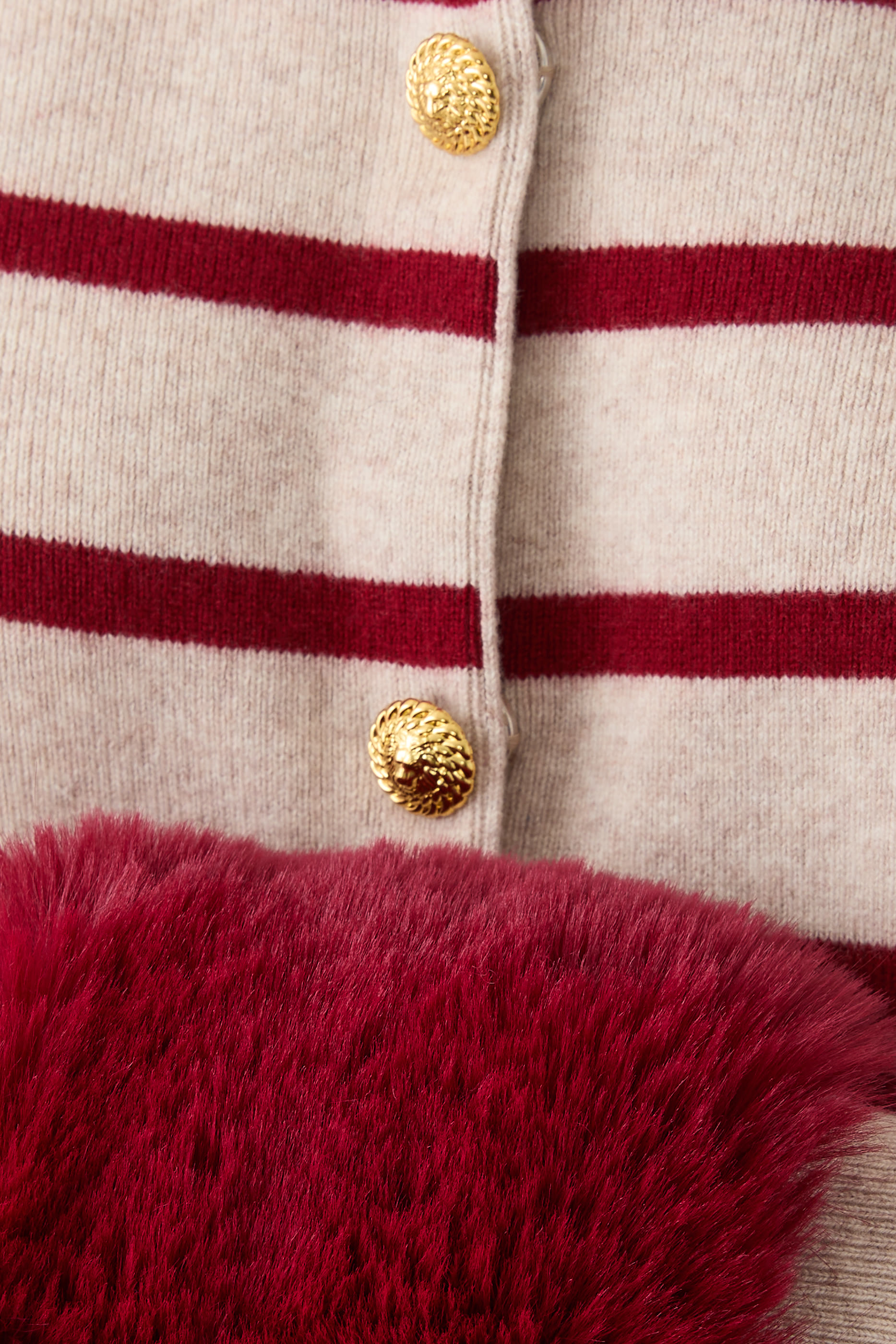 قميص مخطط بأزرار