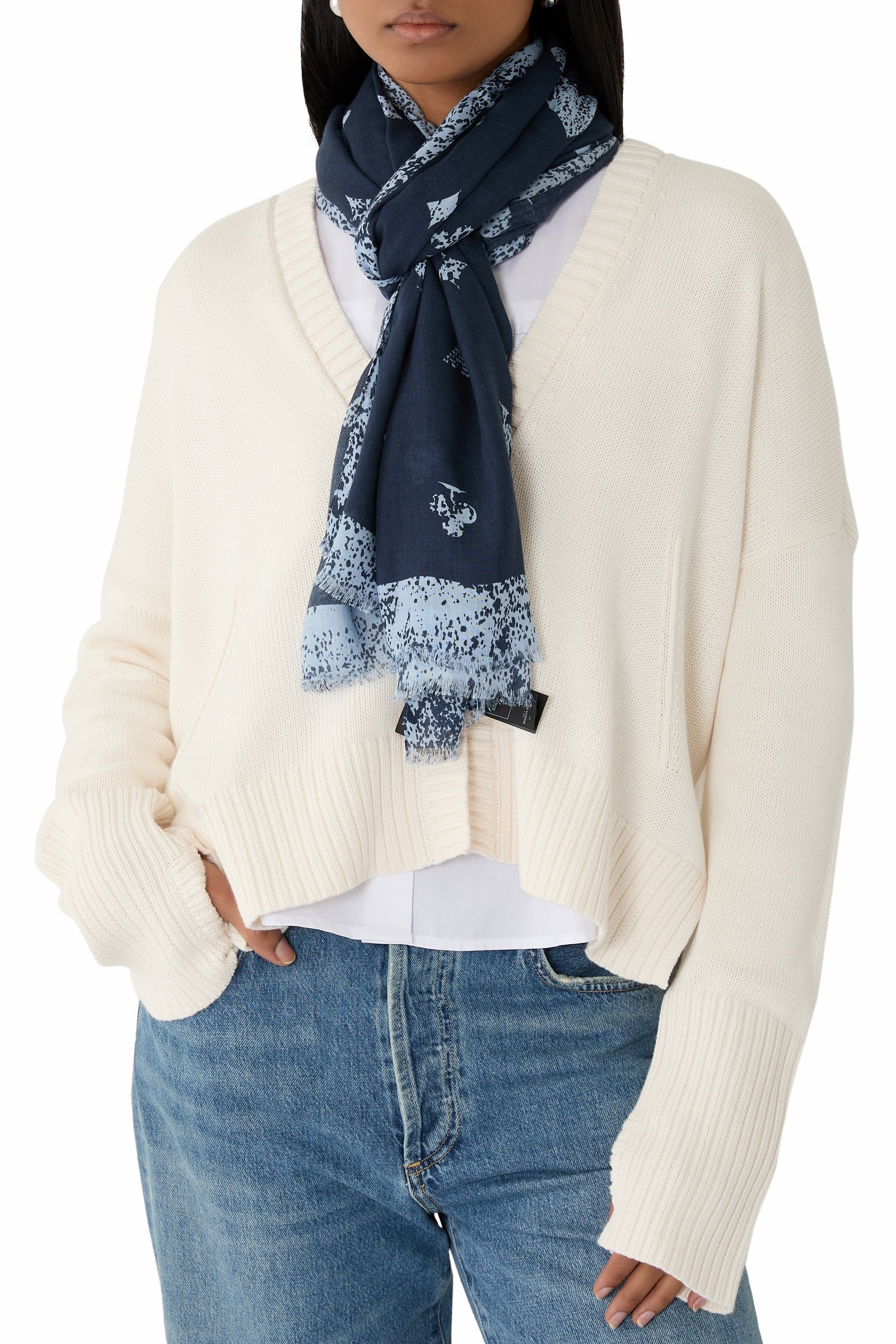 وشاح ببعة أوراق لعب