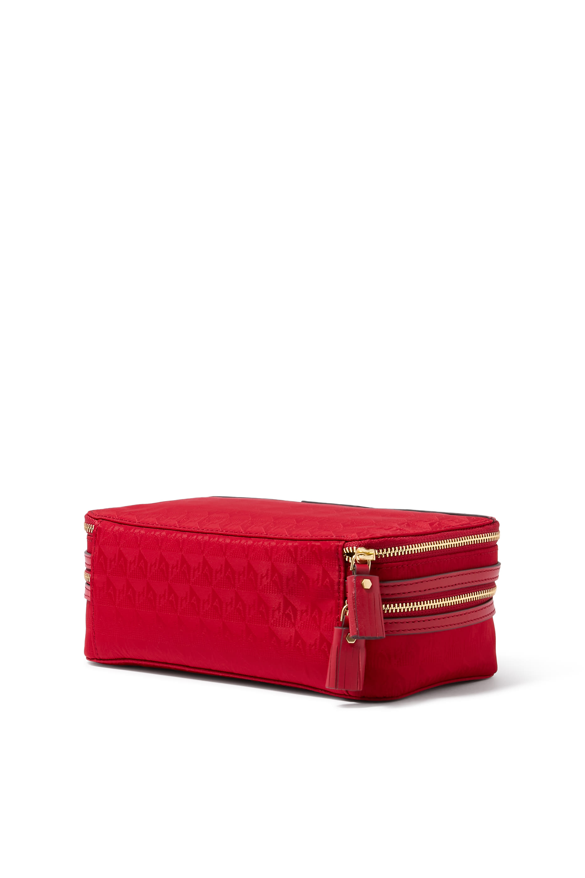 حقيبة مستحضرات تجميل بشعار الماركة