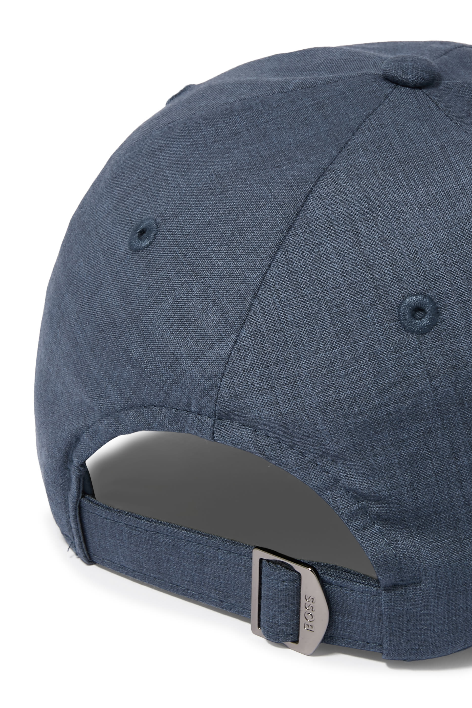 كاب برفورمنس بحروف شعار الماركة بلمسة لامعة