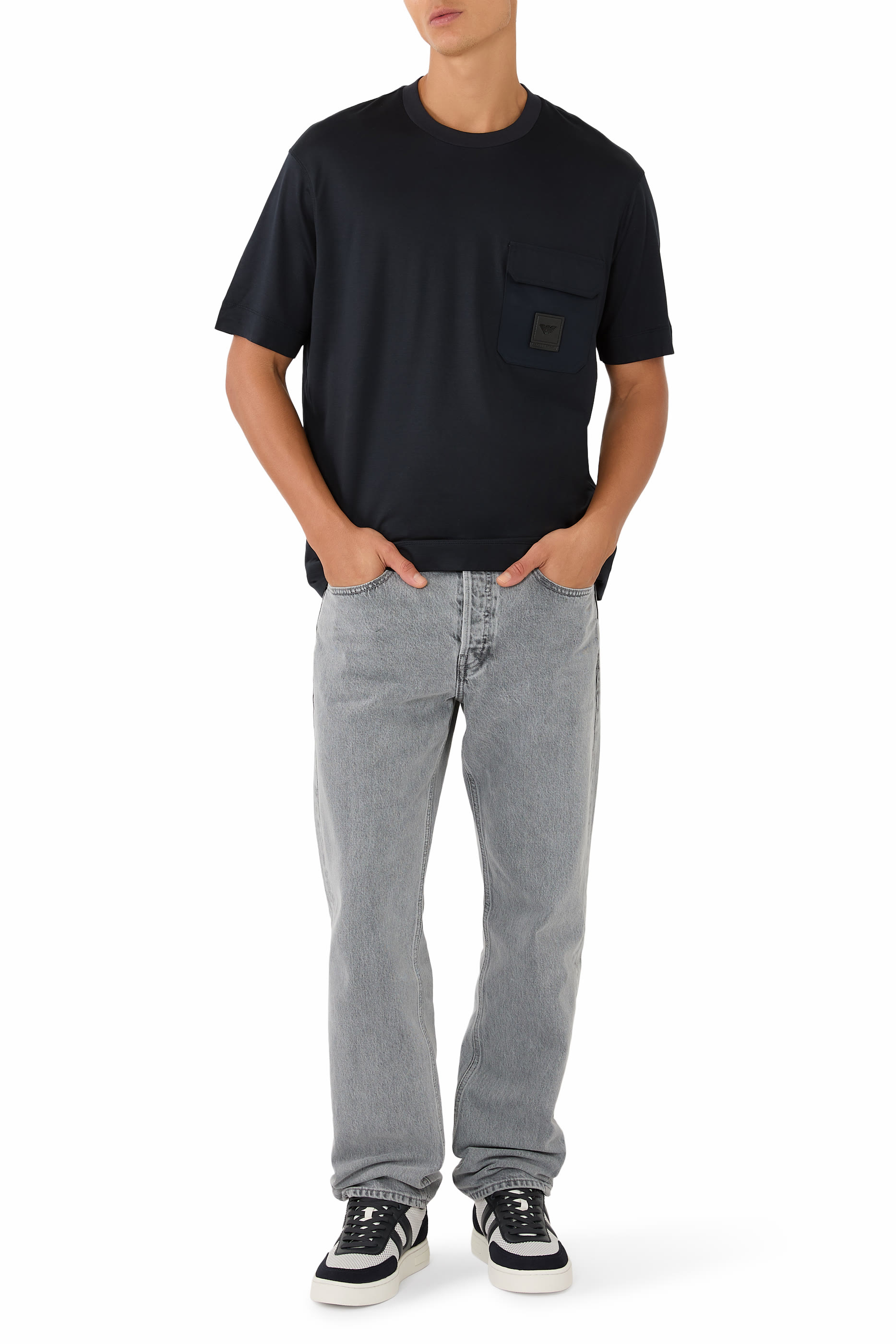 تيشيرت بقصة عادية وجيب خارجي بشعار الماركة