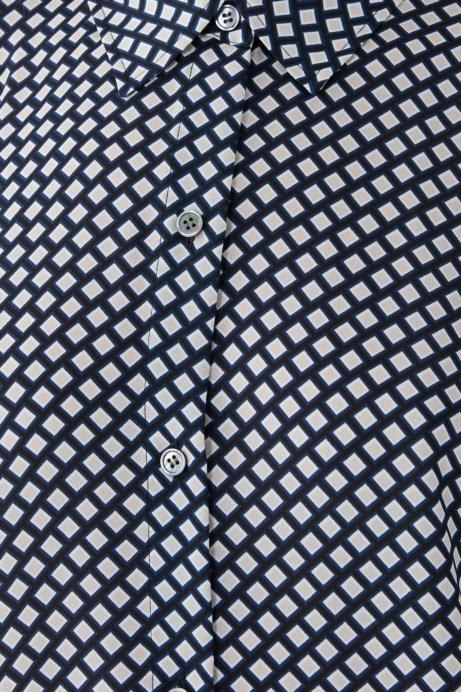 قميص بويفرند بنقشة هندسية مقسمة بألوان