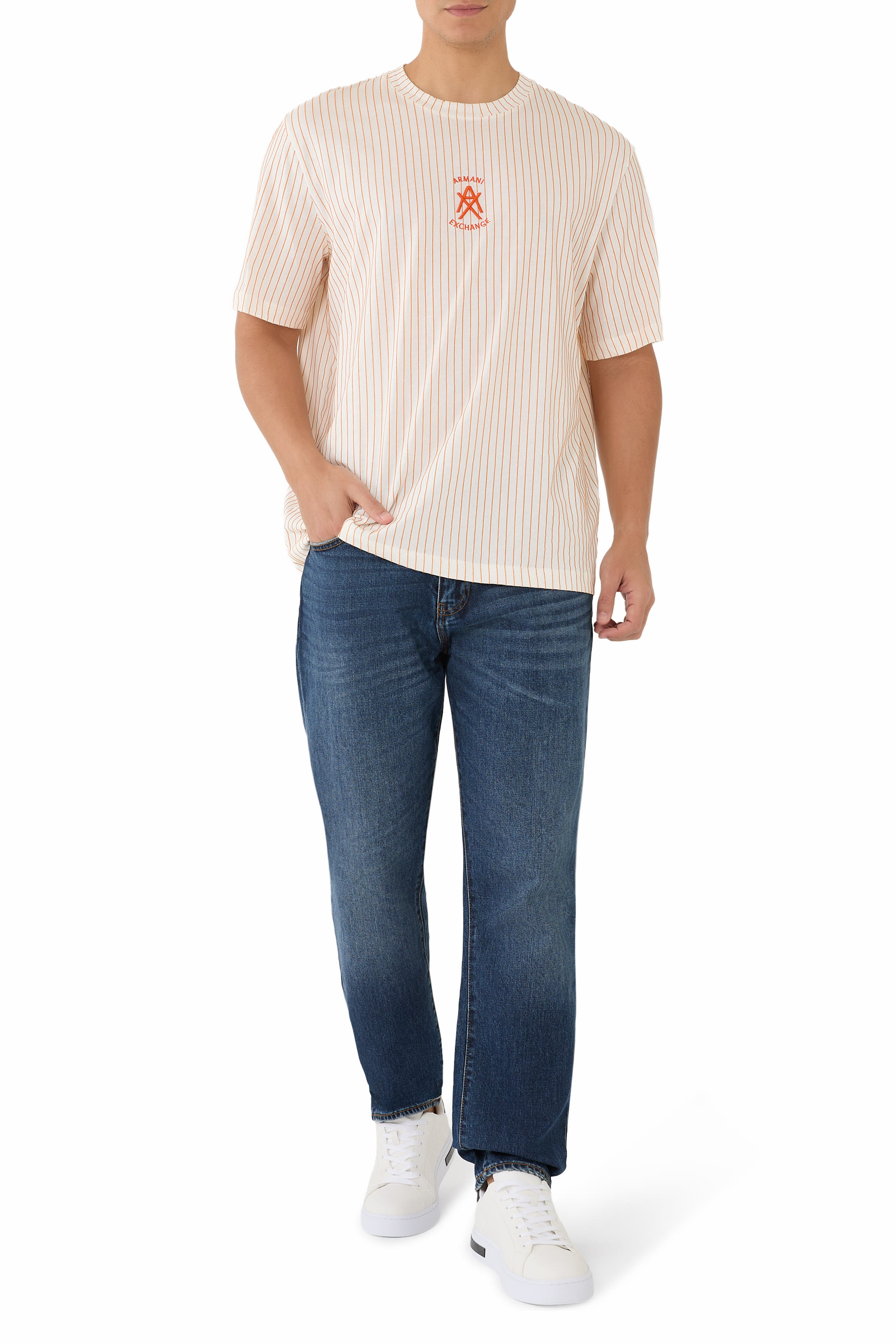 تيشيرت بنقشة خطوط وشعار الماركة