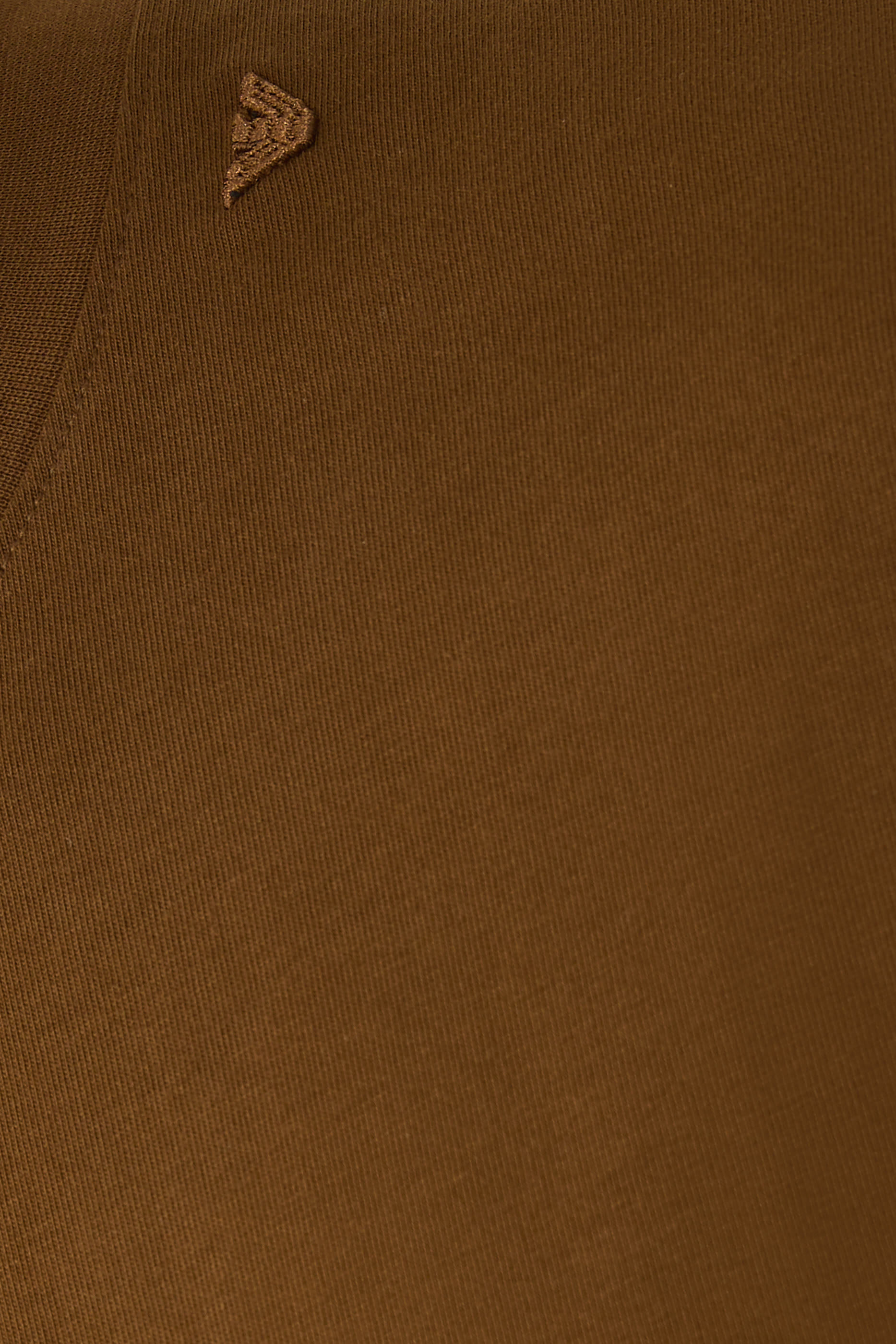 تيشيرت بشعار الماركة بحجم صغير عند الياقة