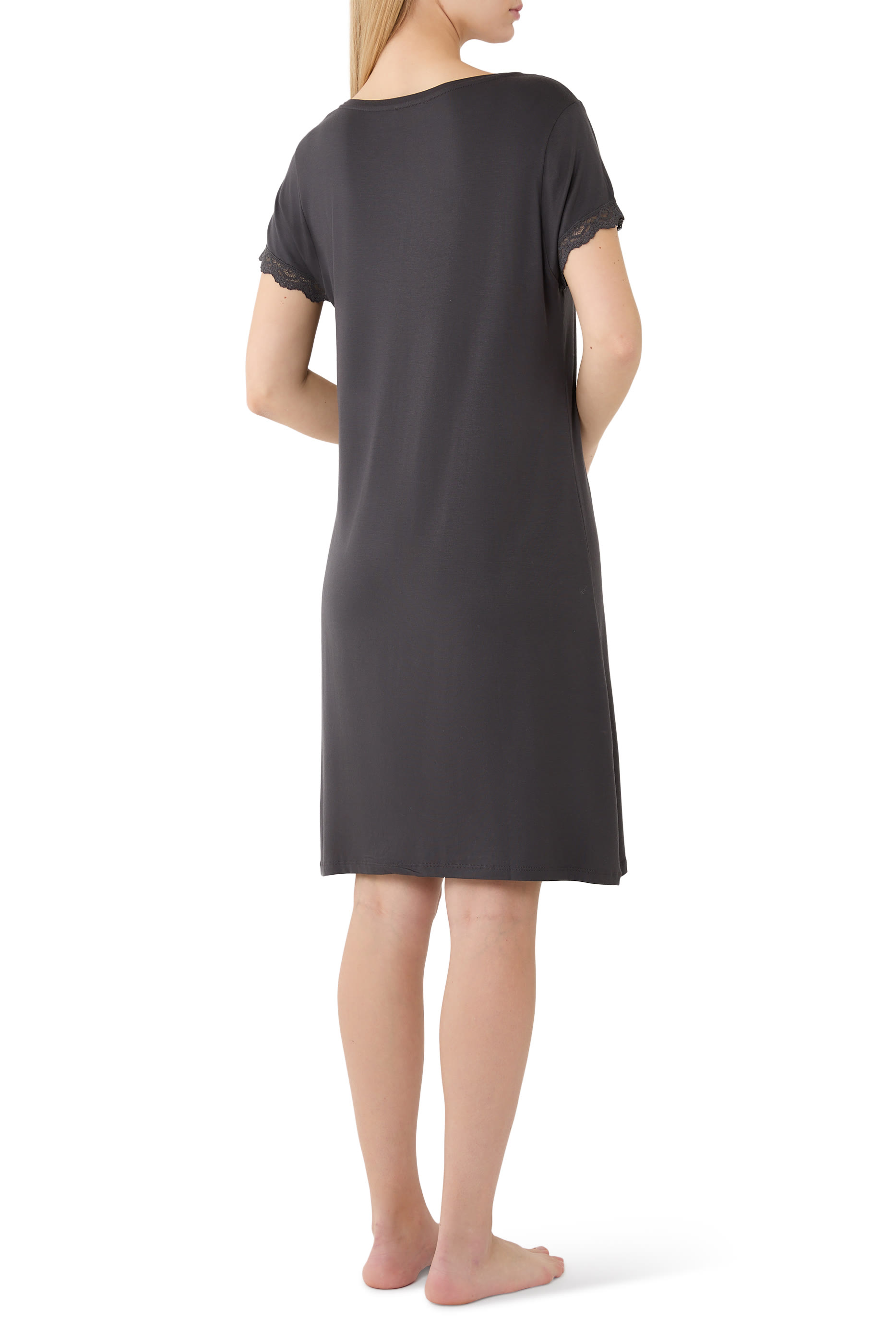 قميص نوم بياقة عميقة وحواف دانتيل جيرسيه 