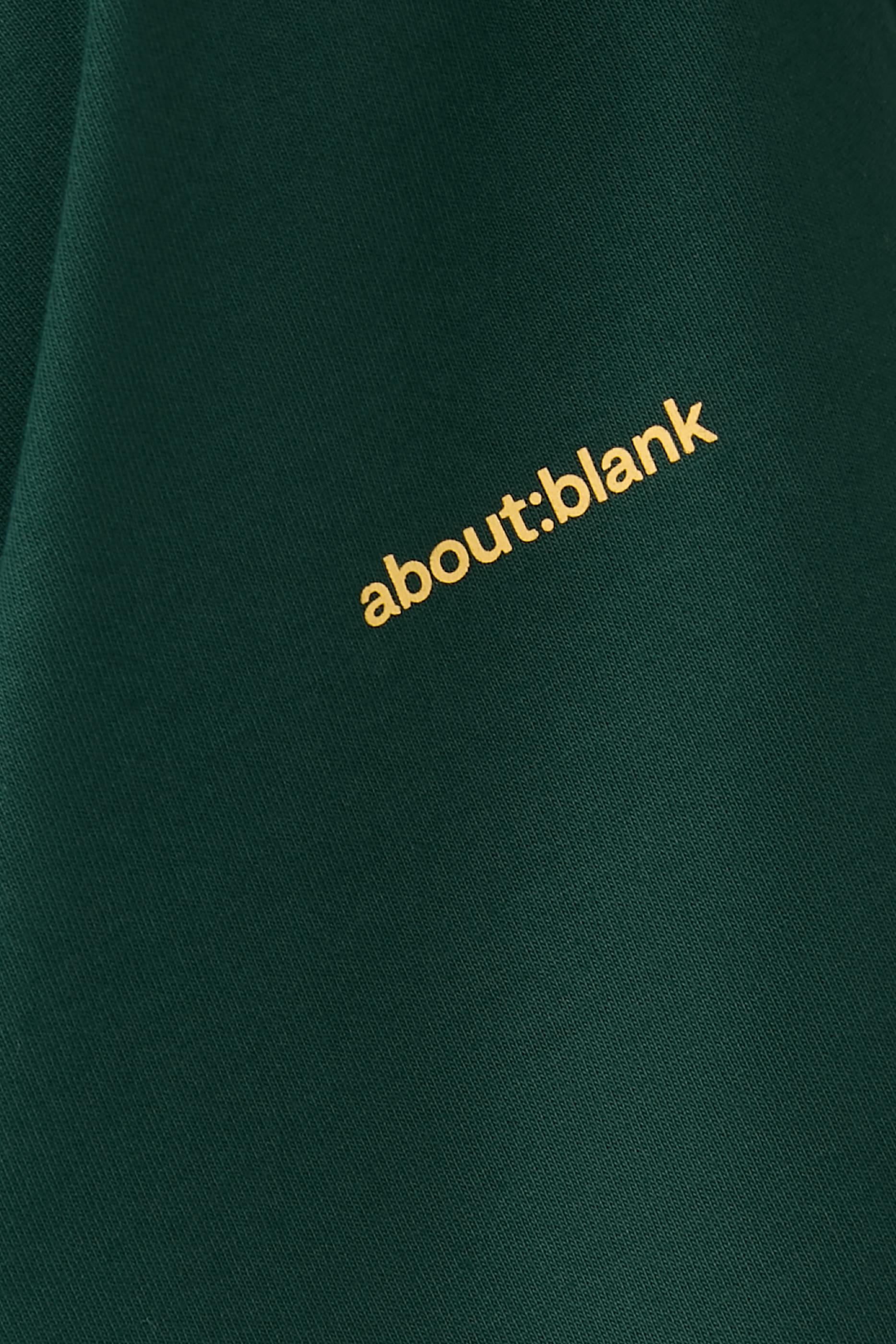 تيشيرت بقصة مريعة وشعار الماركة