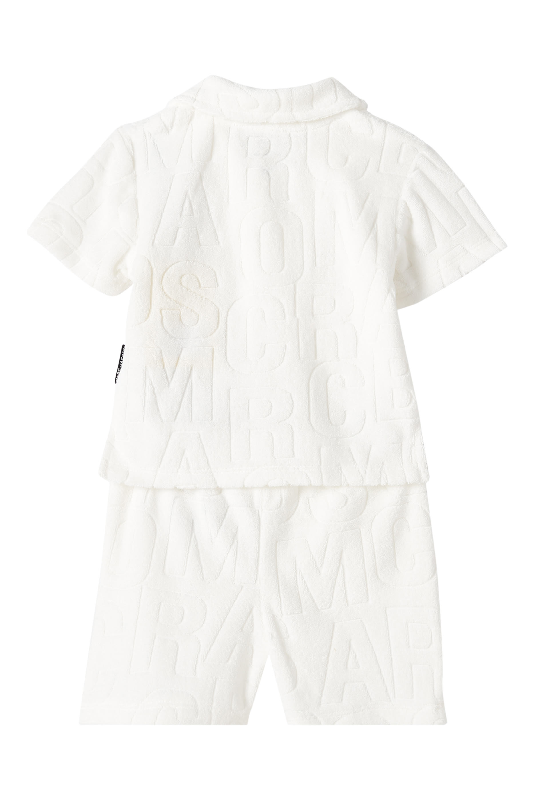 طقم قميص وشورت بشعار الماركة للأطفال