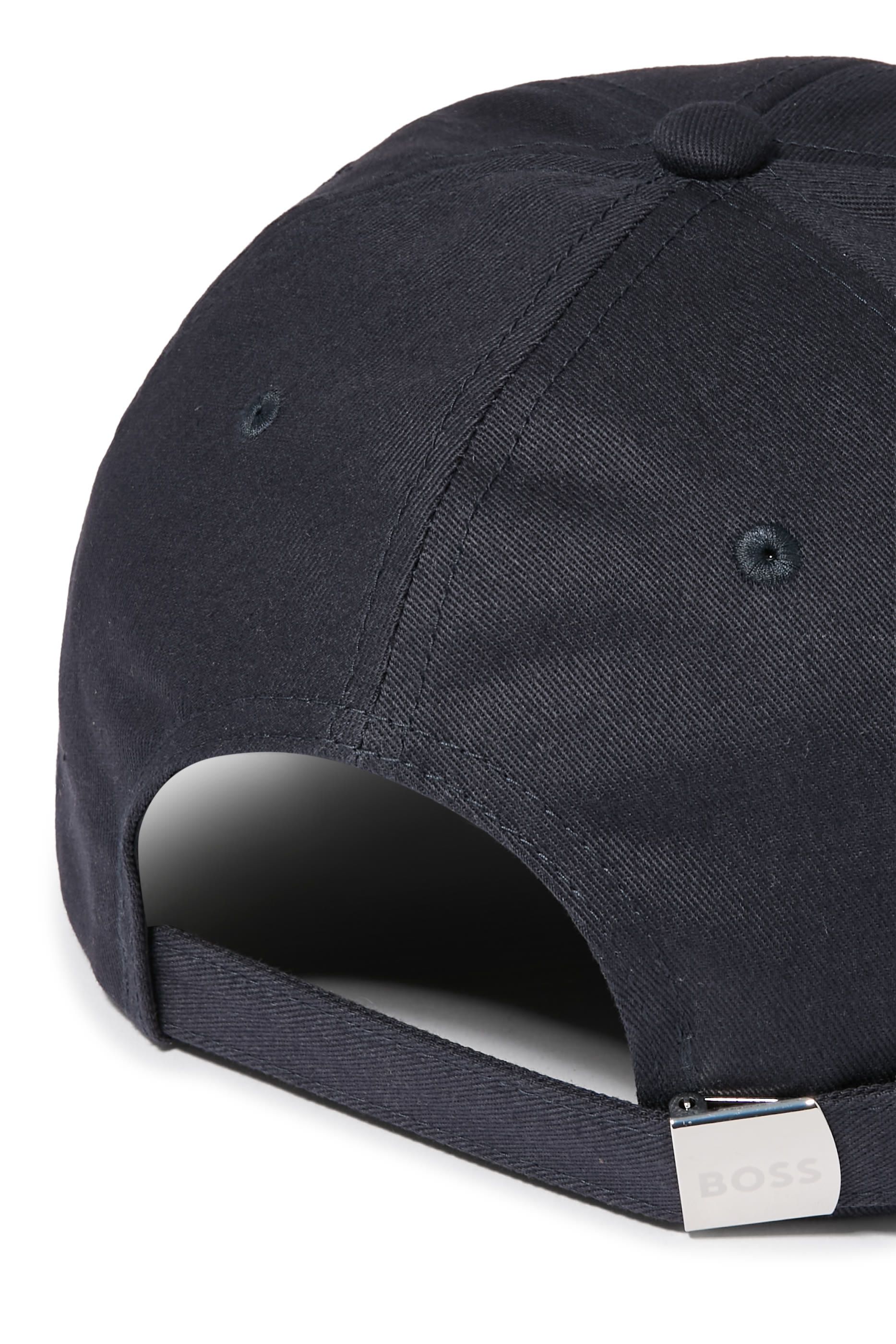 كاب مزين بشعار الماركة