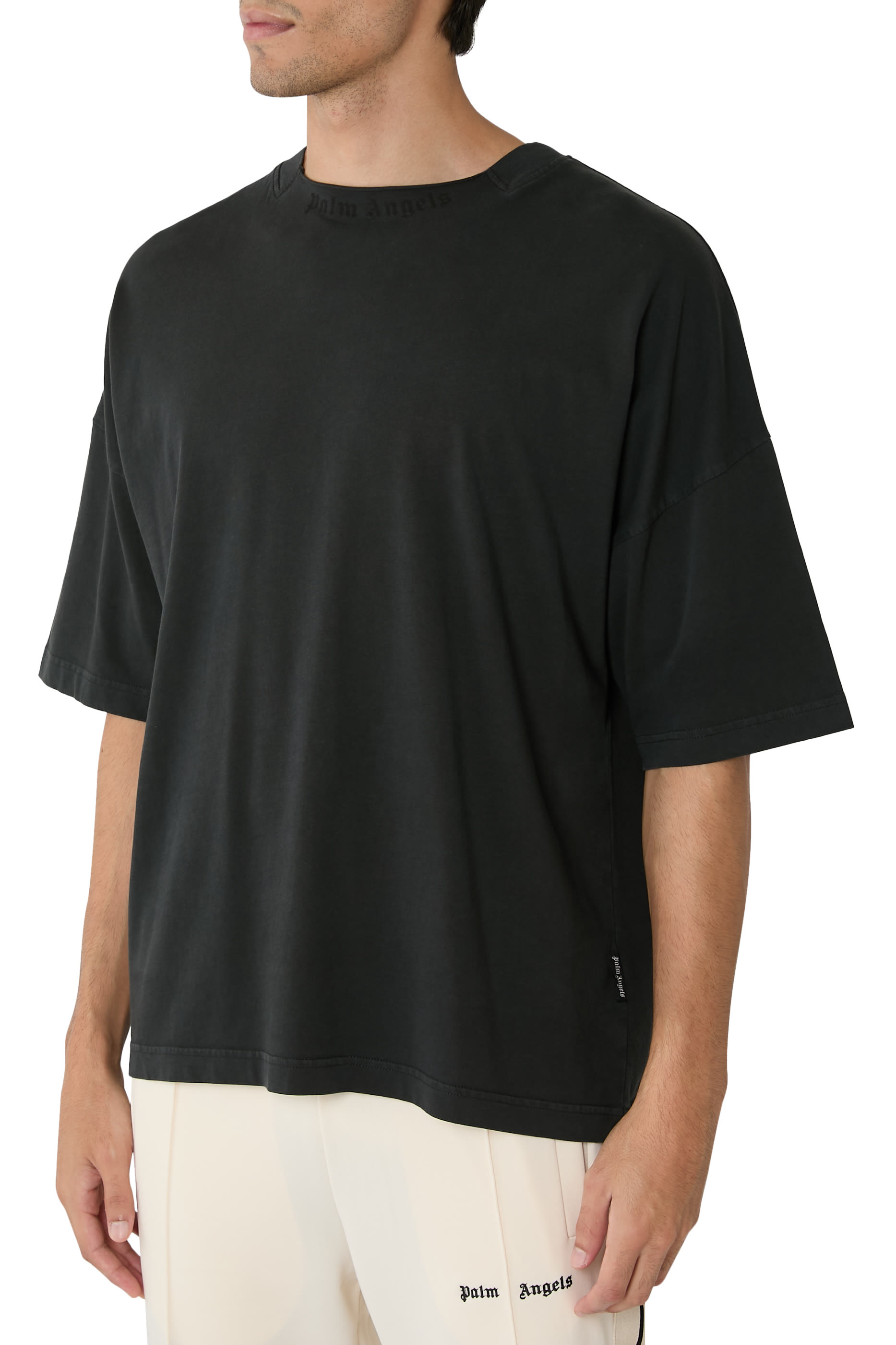 تيشيرت بشعار الماركة بتصميم منحني