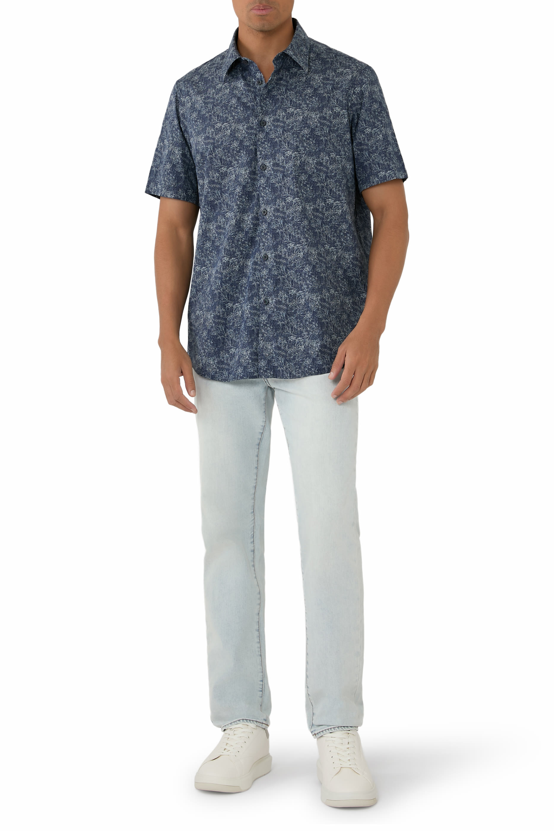 قميص بشعار الماركة