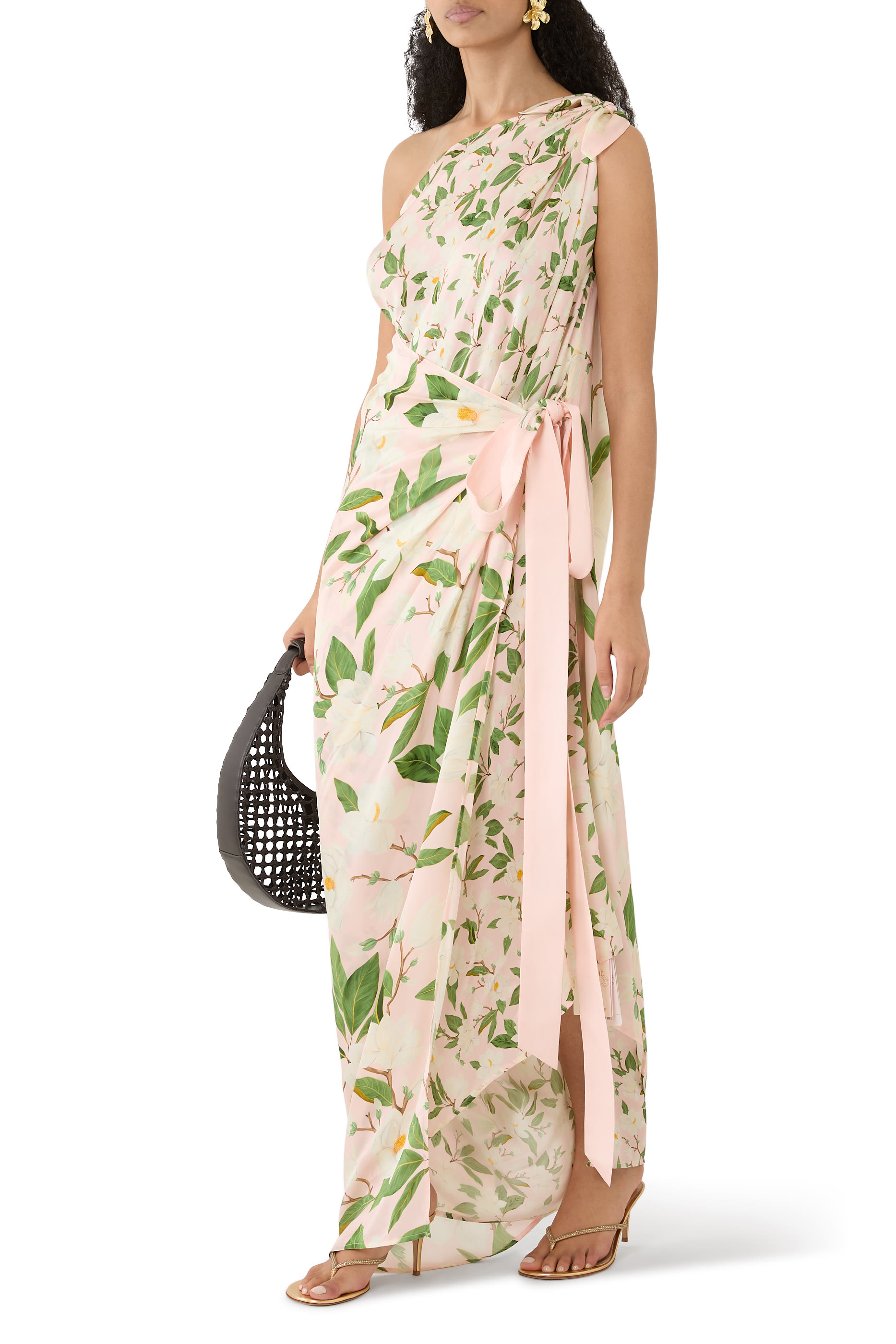 فستان طويل بكتف مكشوف وتصميم ملفوف