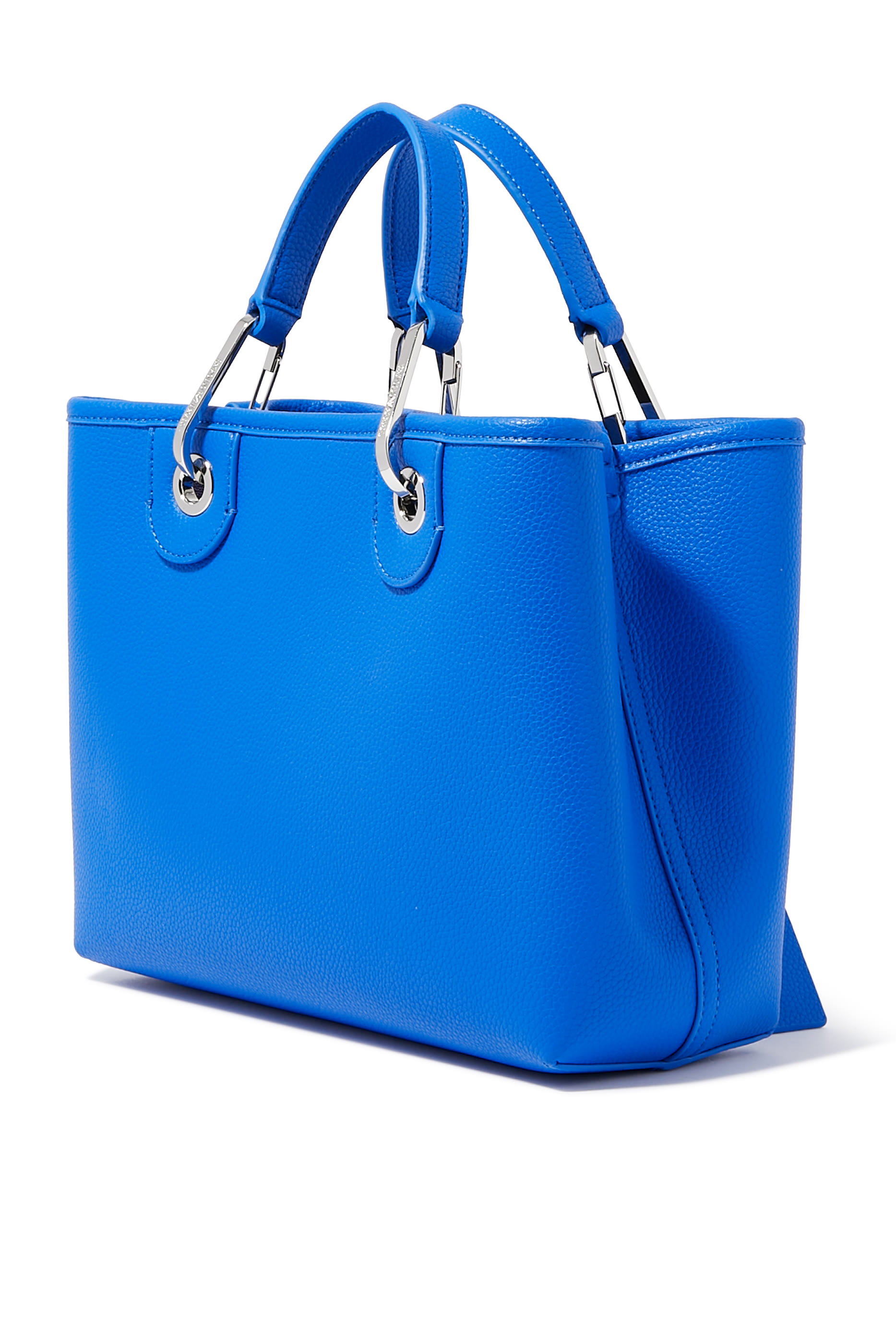 حقيبة يد مزينة بشعار الماركة