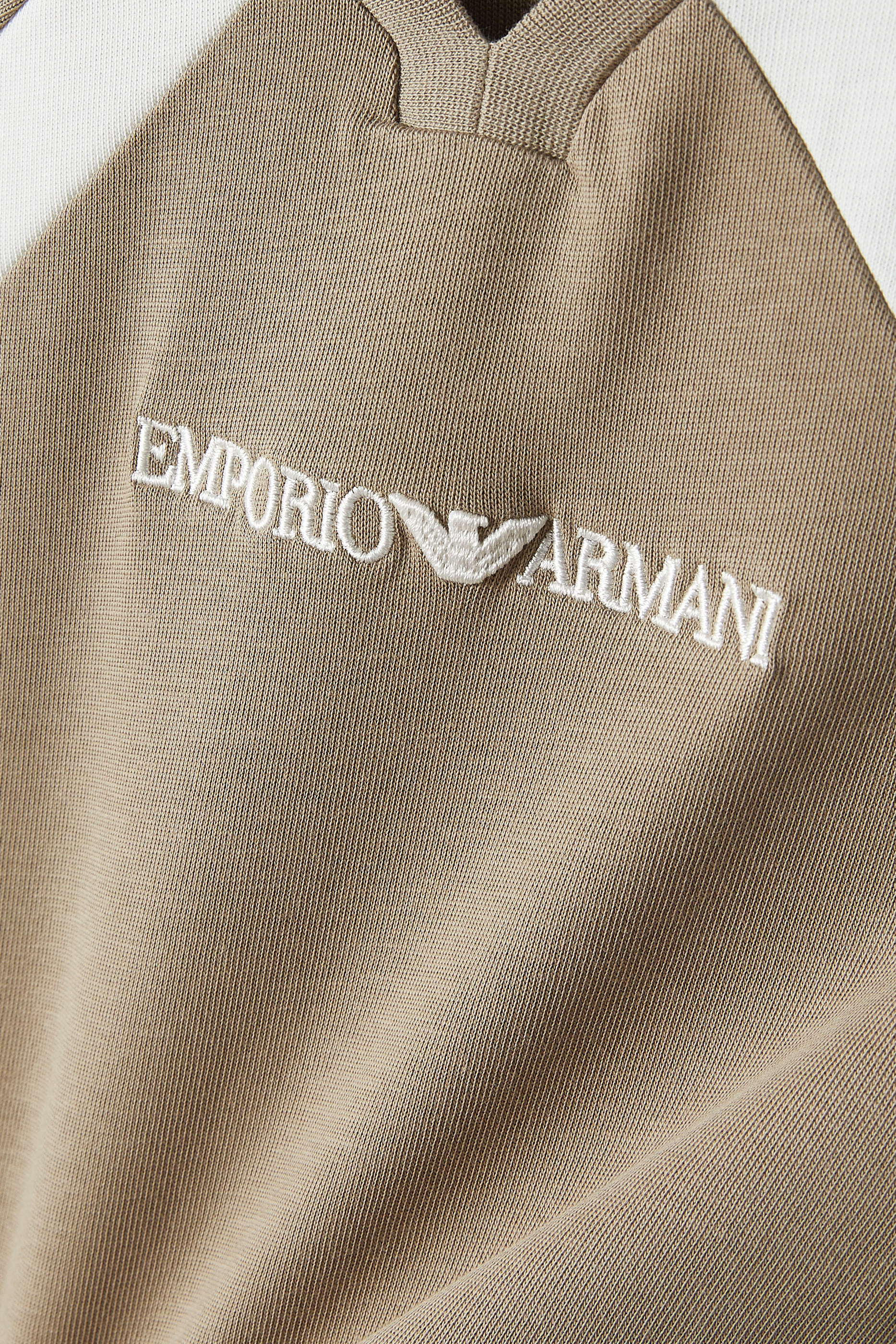 تيشيرت بتصميم مقسم بألوان مطرز بشعار الماركة للأطفال