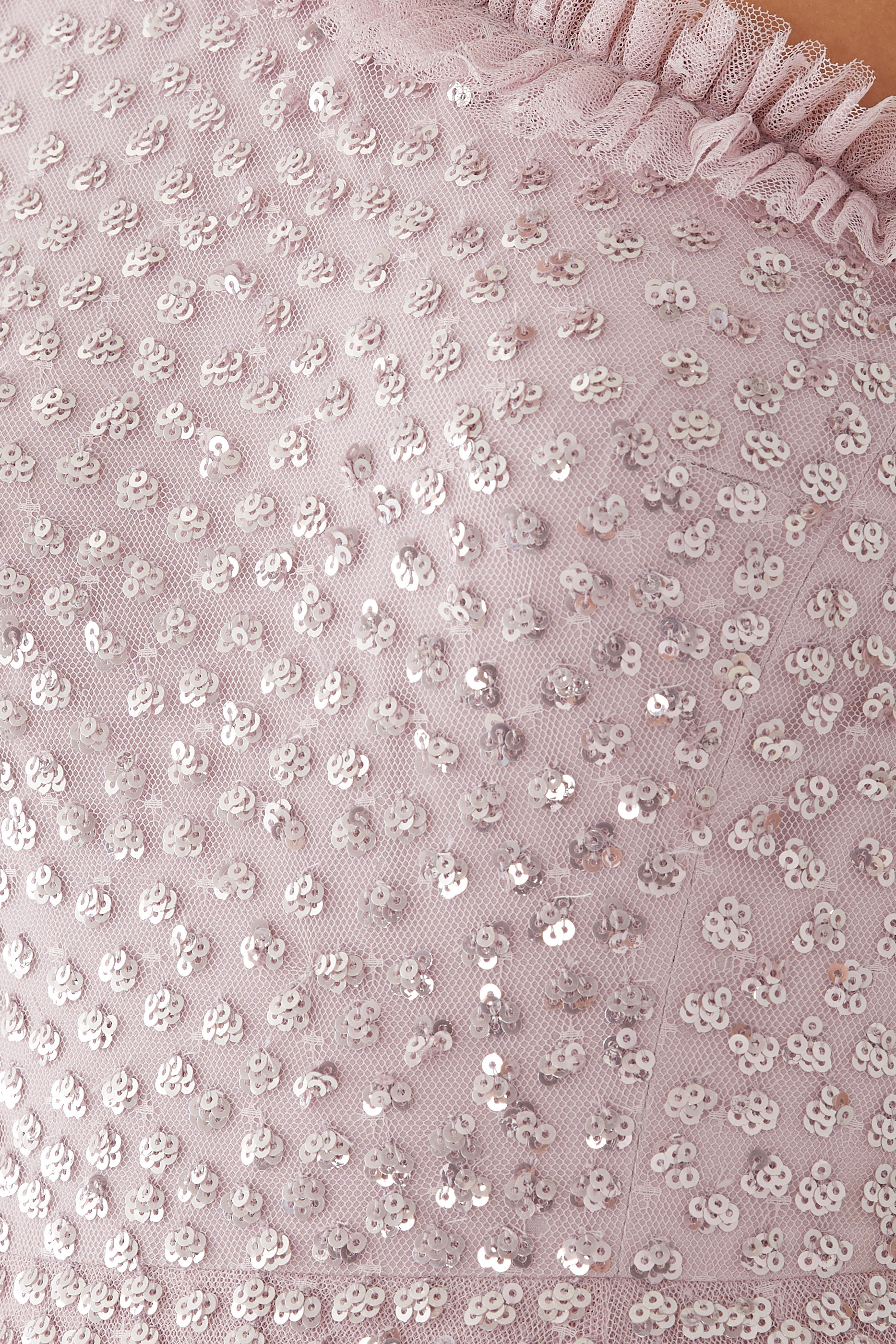 فستان طويل بطبعة نقاط مبعثرة وكتف واحد مكشوف