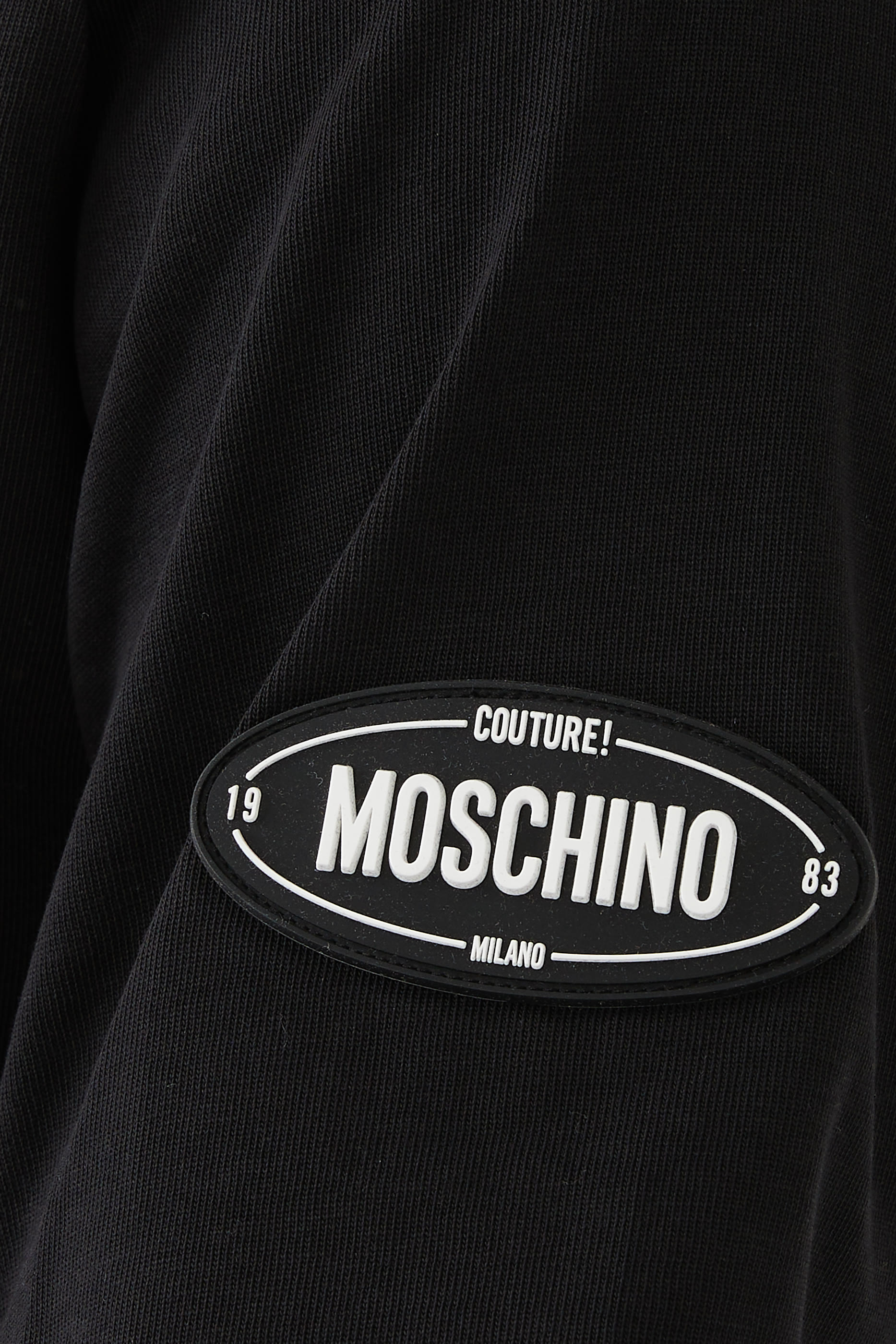 تيشيرت برقعة بشعار الماركة بتصميم بيضاوي