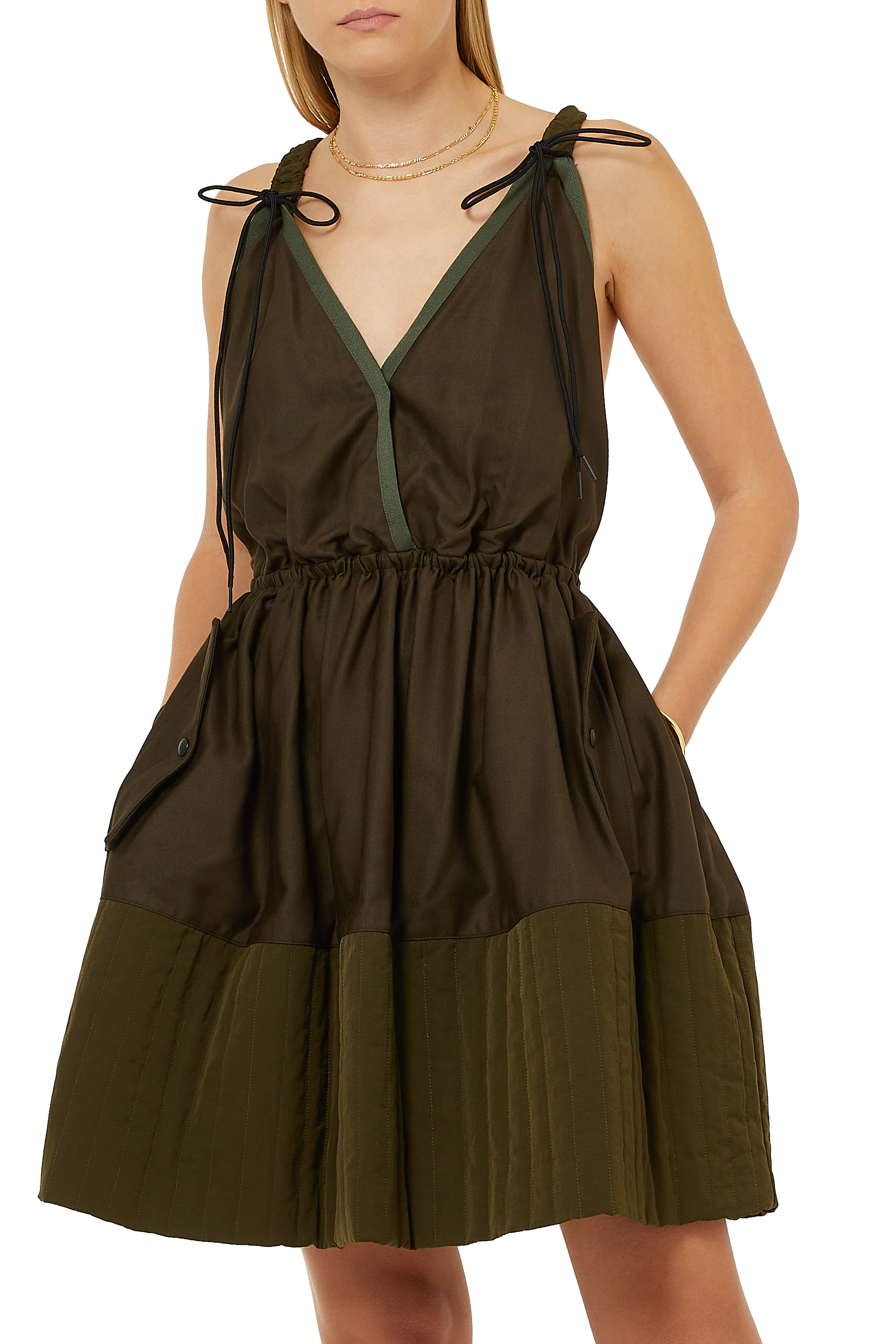 فستان واسع من الأسفل من تشكيلة كابسول الأساسية المستدامة