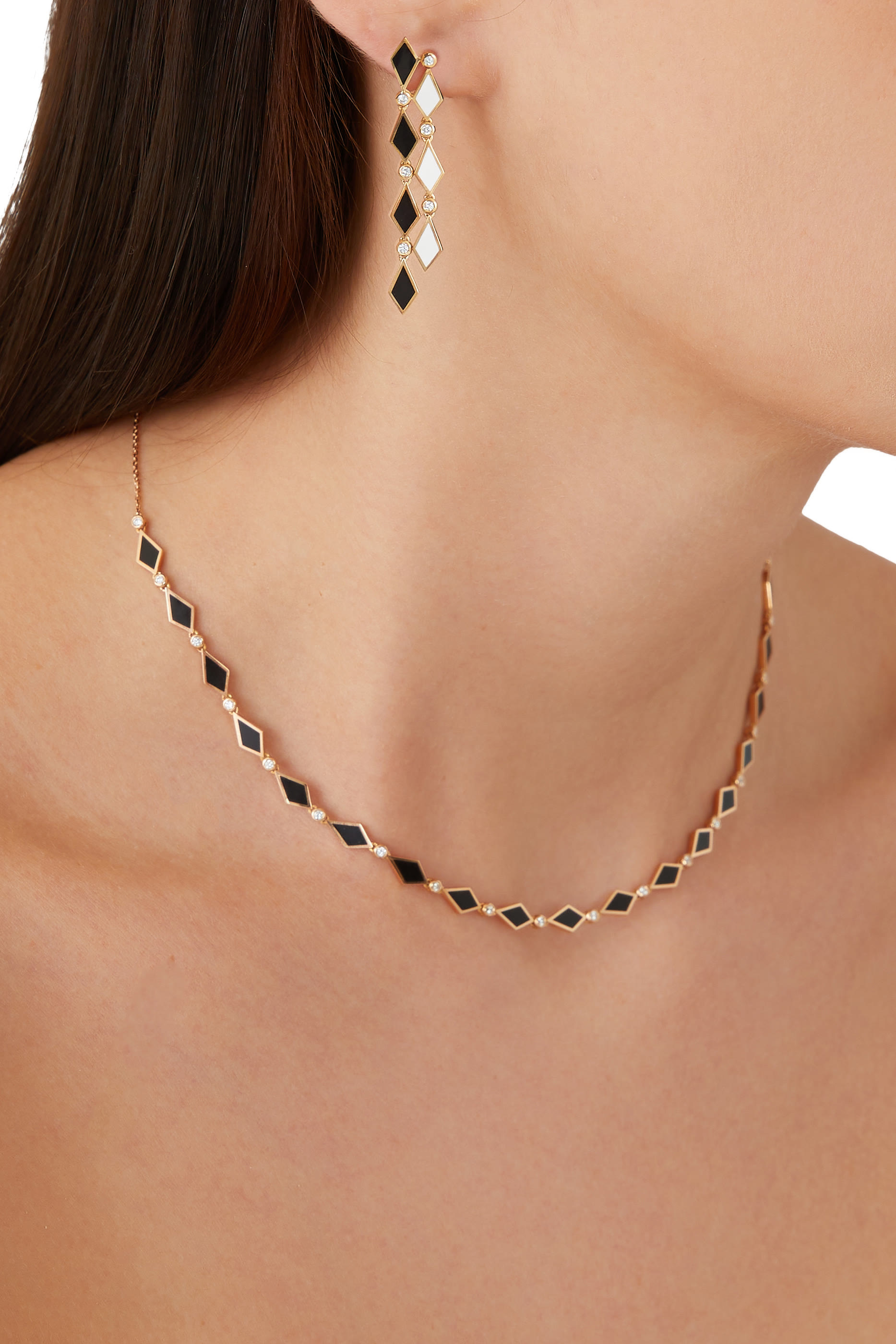 أقراط موزاييك طويلة متدلية مزينة بالمينا والماس ذهب أصفر عيار 18